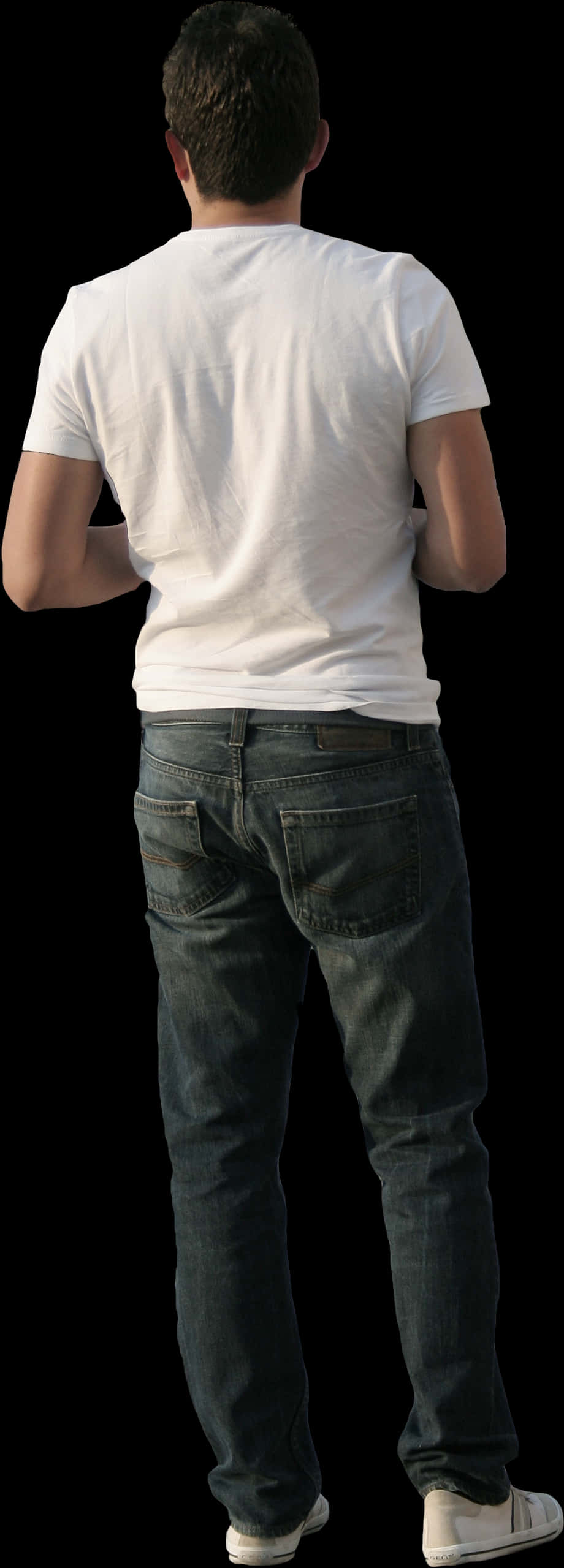 White Shirt 桌布 壁紙 — 一個穿著白色T恤和藍色牛仔褲的男人，在黑色背景前交叉雙臂站立。