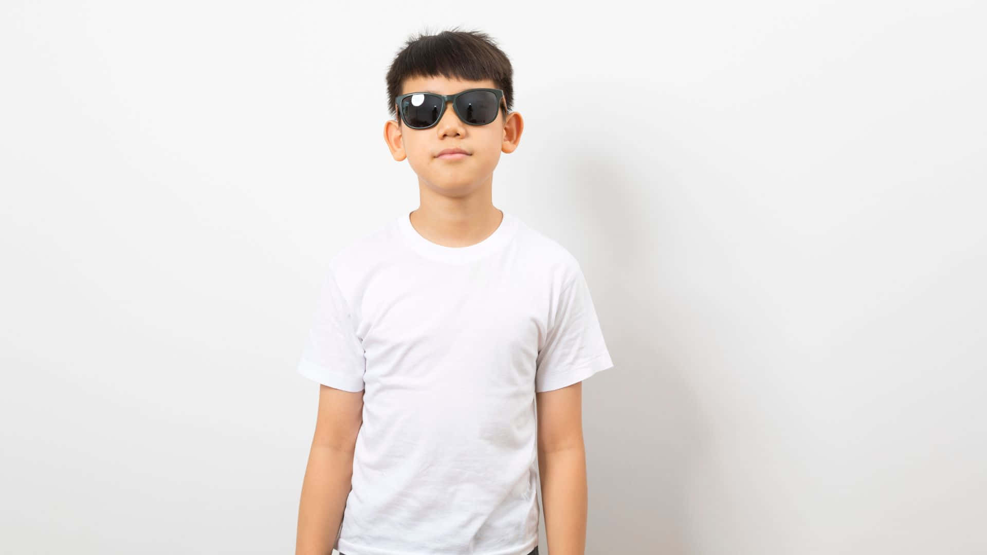 男孩 桌布 壁紙 — 一個穿著白色T恤和黑色太陽眼鏡的小男孩，自信地站在純白色背景前。