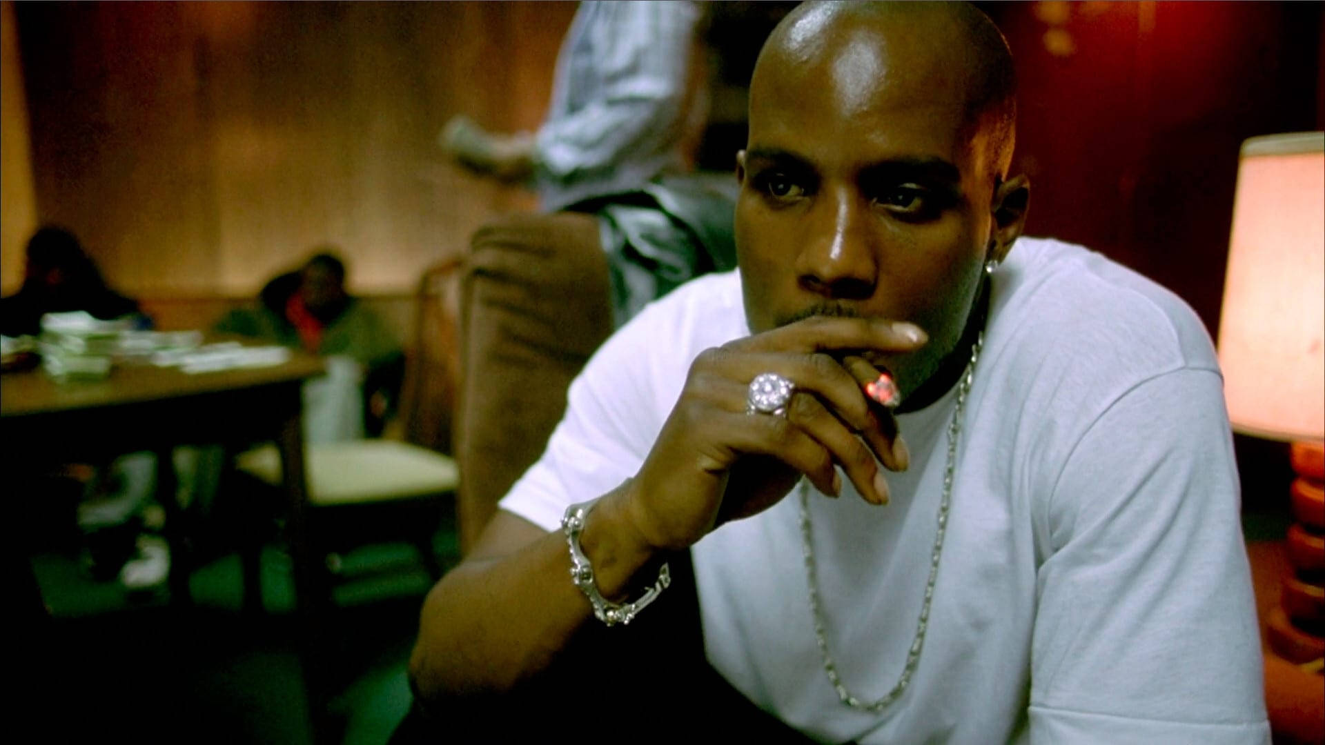 Dmx 桌布 壁紙 — 一個穿著白色T恤的男人在昏暗的房間裡抽煙，戴著大鑽石戒指和鏈條。