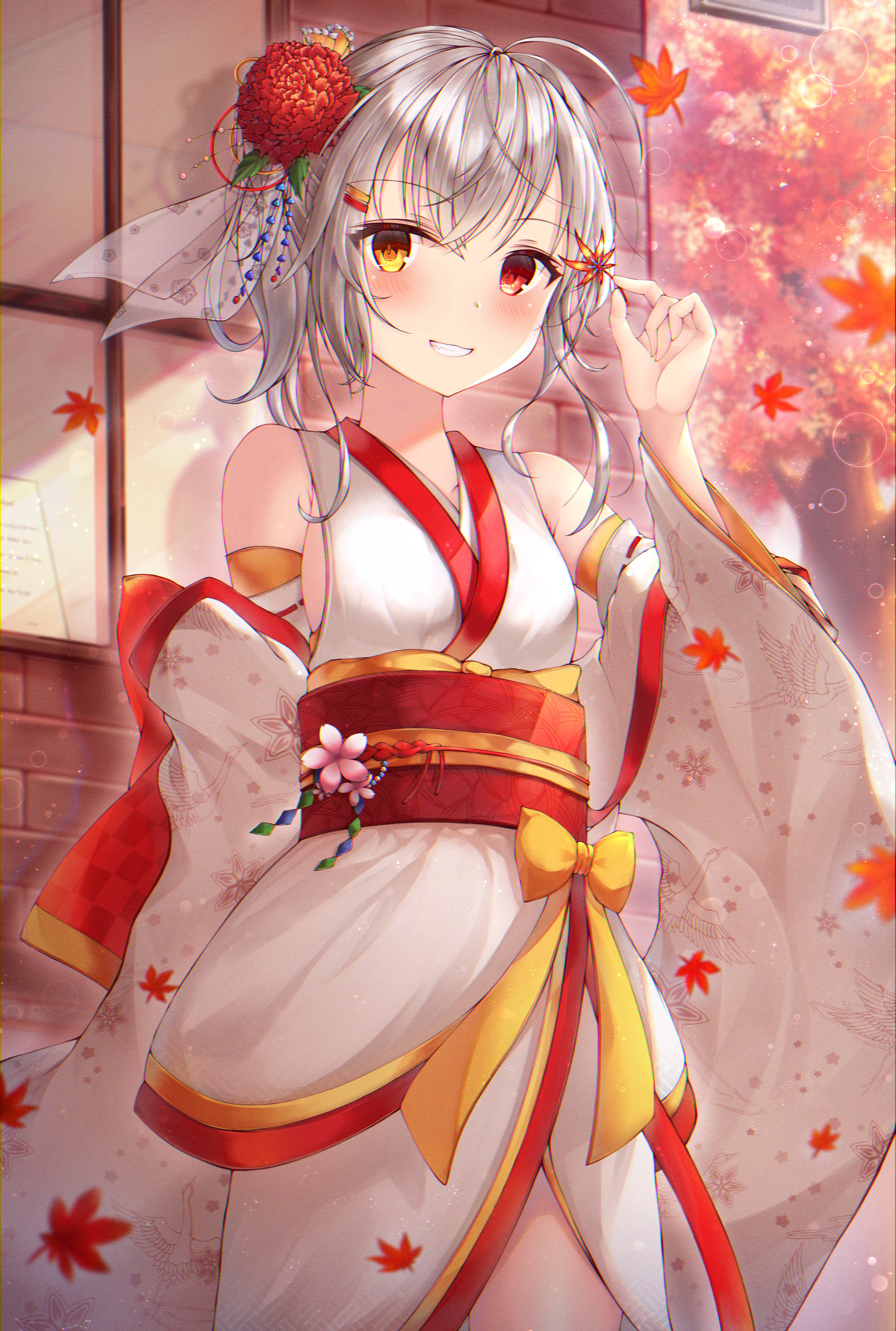 Bride 桌布 壁紙 — 一個穿著白色和紅色和服的開朗動漫女孩微笑著，在溫暖的秋日背景下拿著一片楓葉。