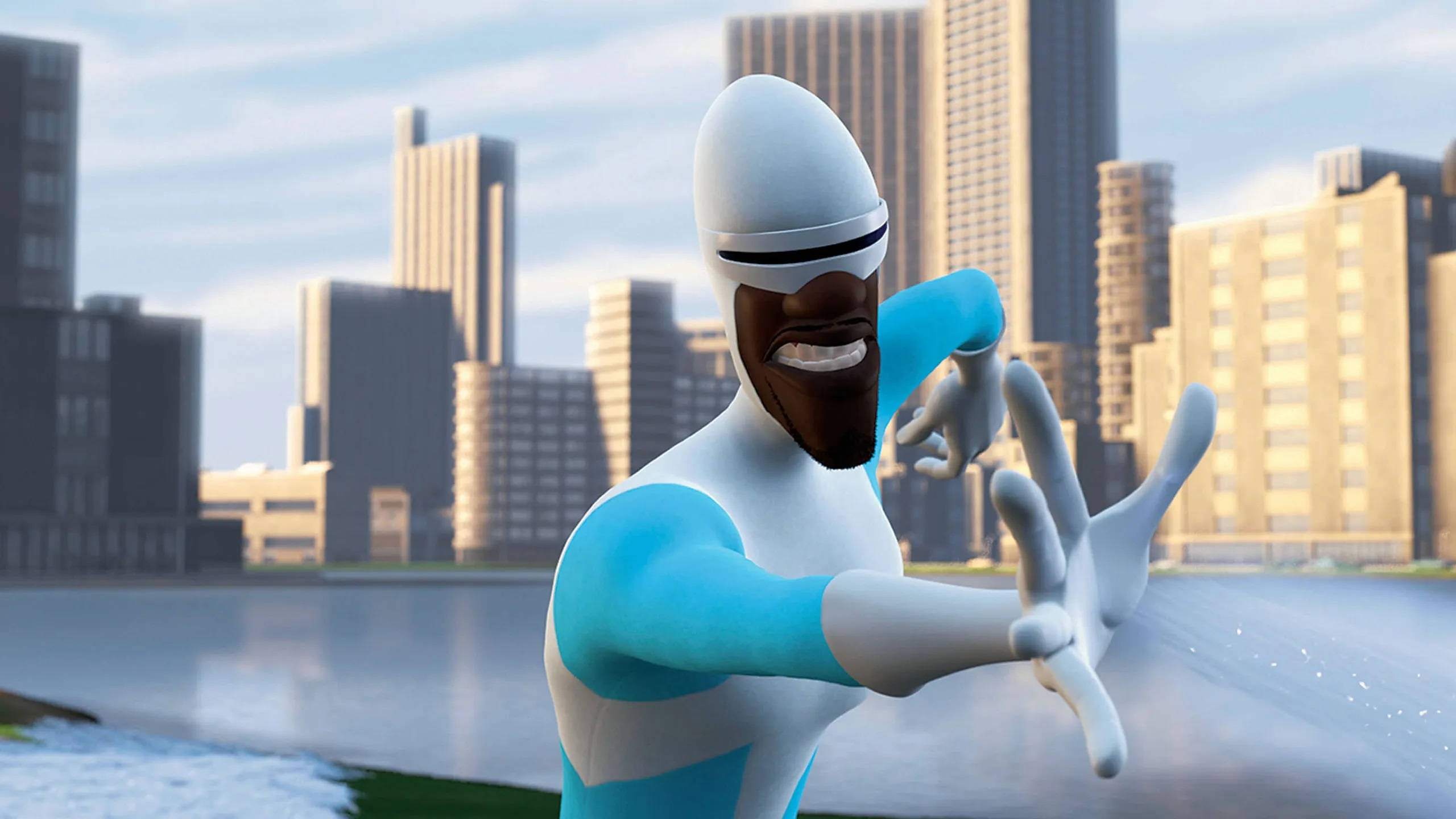 Frozone 桌布 壁紙 — 一個穿著白色和藍色服裝的開心動畫超級英雄站在水邊，背後是城市天際線。