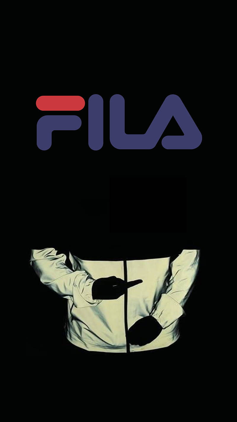 Fila 桌布 壁紙 — 一個穿著白色外套的人指著黑色背景上的Fila標誌。