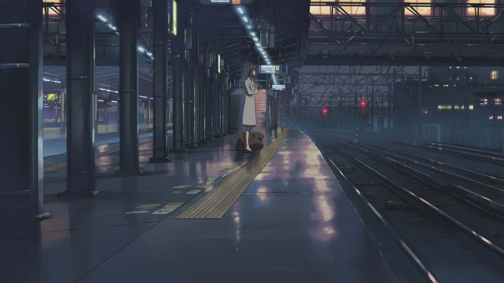 Makoto Shinkai 桌布 壁紙 — 一個穿著白色外套的孤獨動漫女孩在夜晚霧氣瀰漫的火車月台上等待，地面潮濕反光，燈光閃爍。
