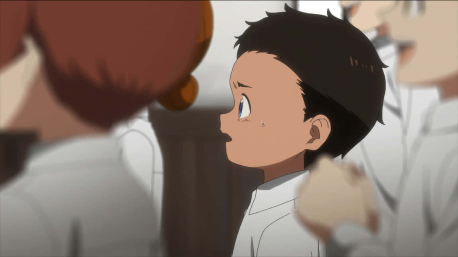 The Promised Neverland Phil 桌布 壁紙 — 一個穿著白色外套的年輕動漫男孩，在同學們圍繞下，睜大眼睛含淚仰望。