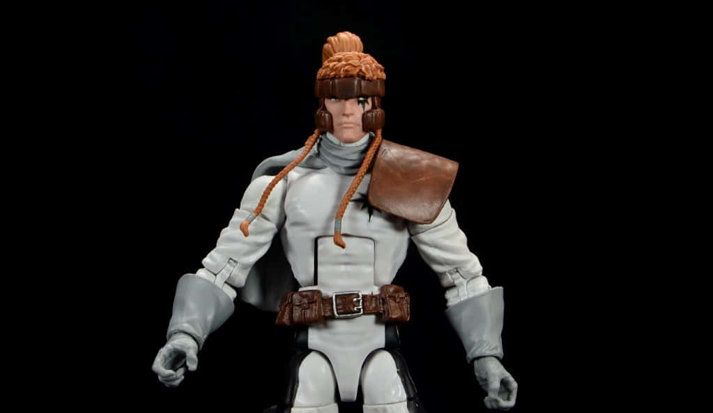 Shatterstar 桌布 壁紙 — 一個穿著白色盔甲和棕色帽子的角色詳細動作人偶，站在黑色背景前。