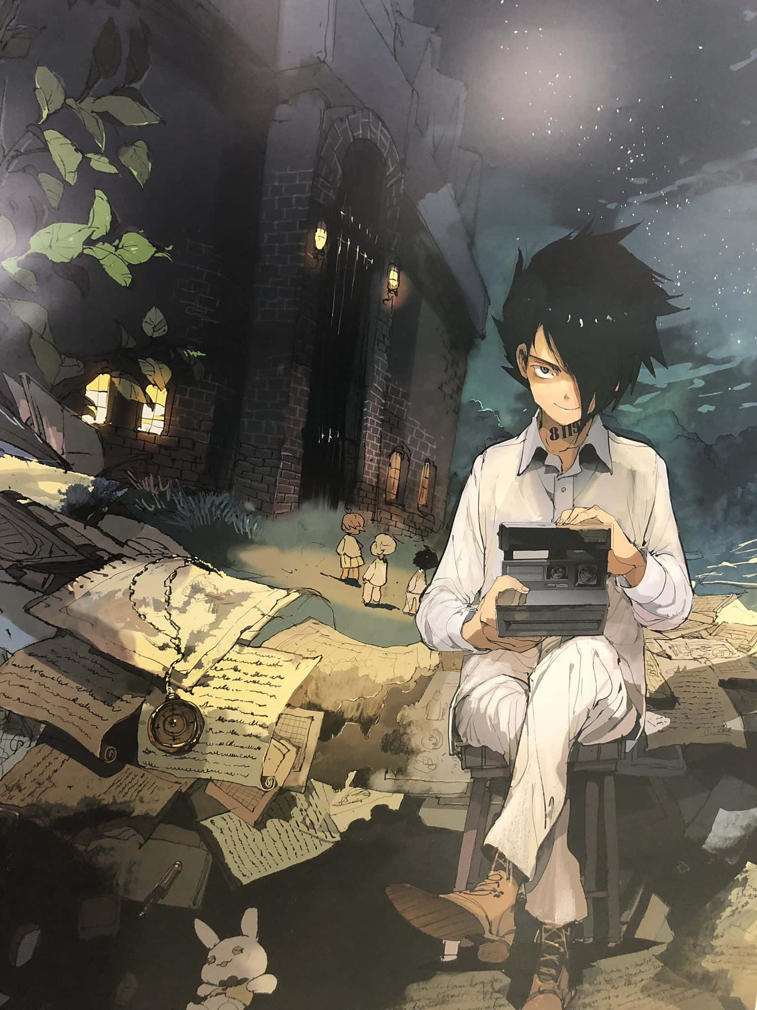 The Promised Neverland Ray 桌布 壁紙 — 一個穿著白色衣服的年輕動漫男孩坐在石頭建築附近，在星空下被散落的紙張包圍，手中拿著相機。