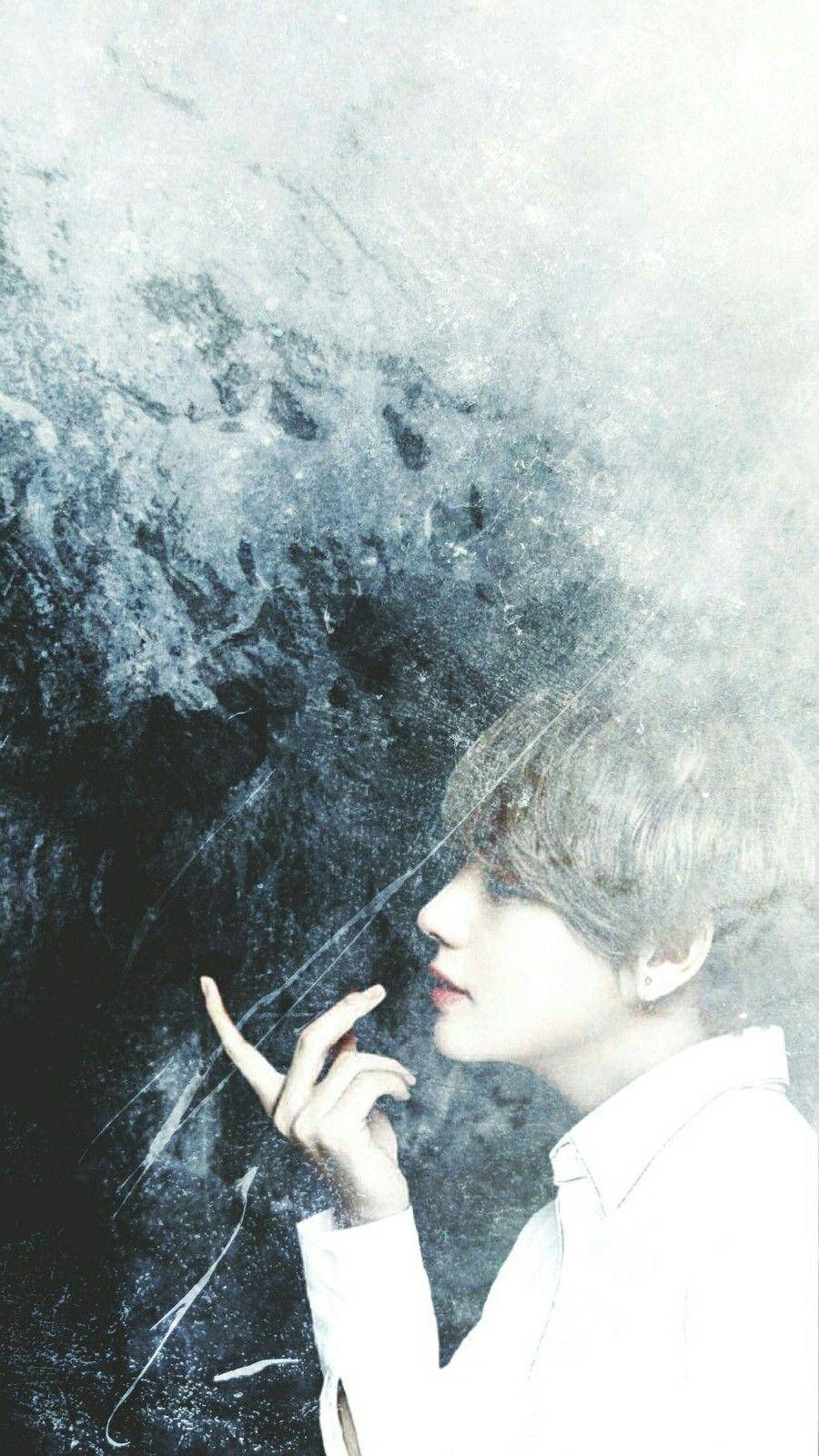Taehyung Cute 桌布 壁紙 — 一個穿著白色襯衫的人，對著有紋理的深藍色和白色抽象背景沉思地凝視。