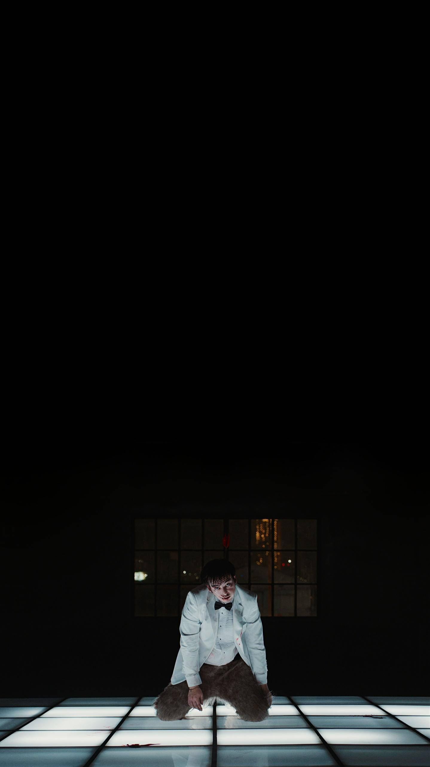 joji 桌布 壁紙 — 一個穿著白色西裝的人跪在黑暗房間中發光的網格地板上，身後有一扇窗戶。