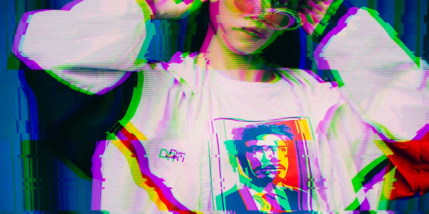 Glitch 桌布 壁紙 — 一個穿著白色連帽衫（帶圖案印花）的人，戴著粉紅色太陽眼鏡，背景是故障彩虹效果。