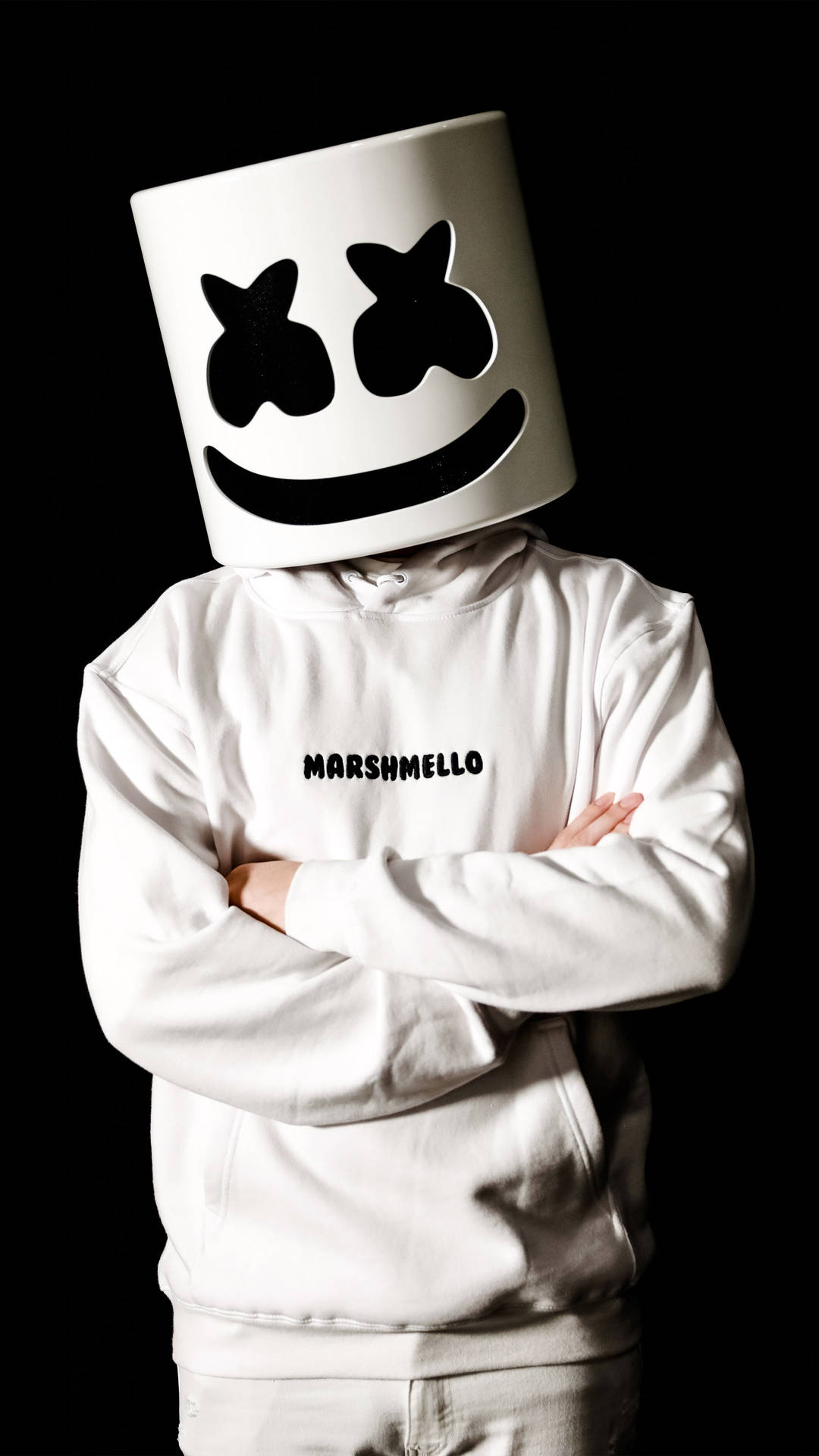 音樂人Marshmello身穿白色連帽衫和標誌性頭盔，背景為黑色。