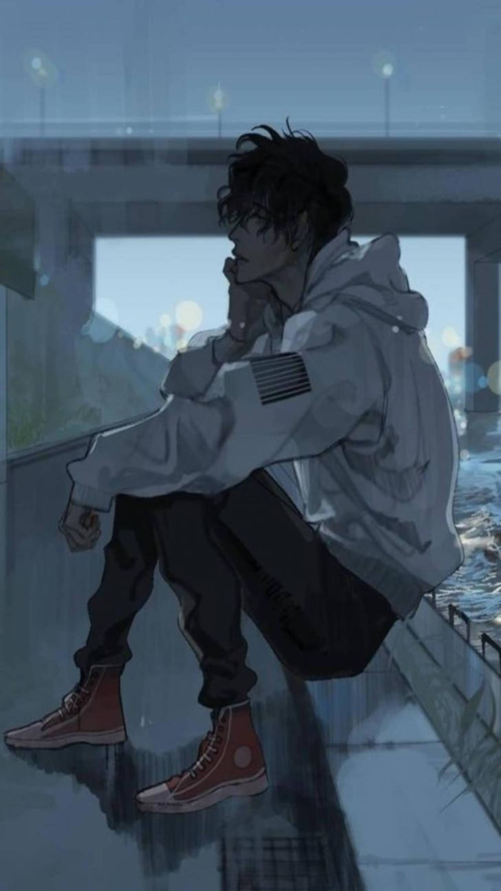 美學 桌布 壁紙 — 一個穿著白色連帽衫的年輕男子在黃昏時獨自坐在濕漉漉的城市邊緣，雨水落在他周圍，他的手靠近臉龐，靜靜沉思。