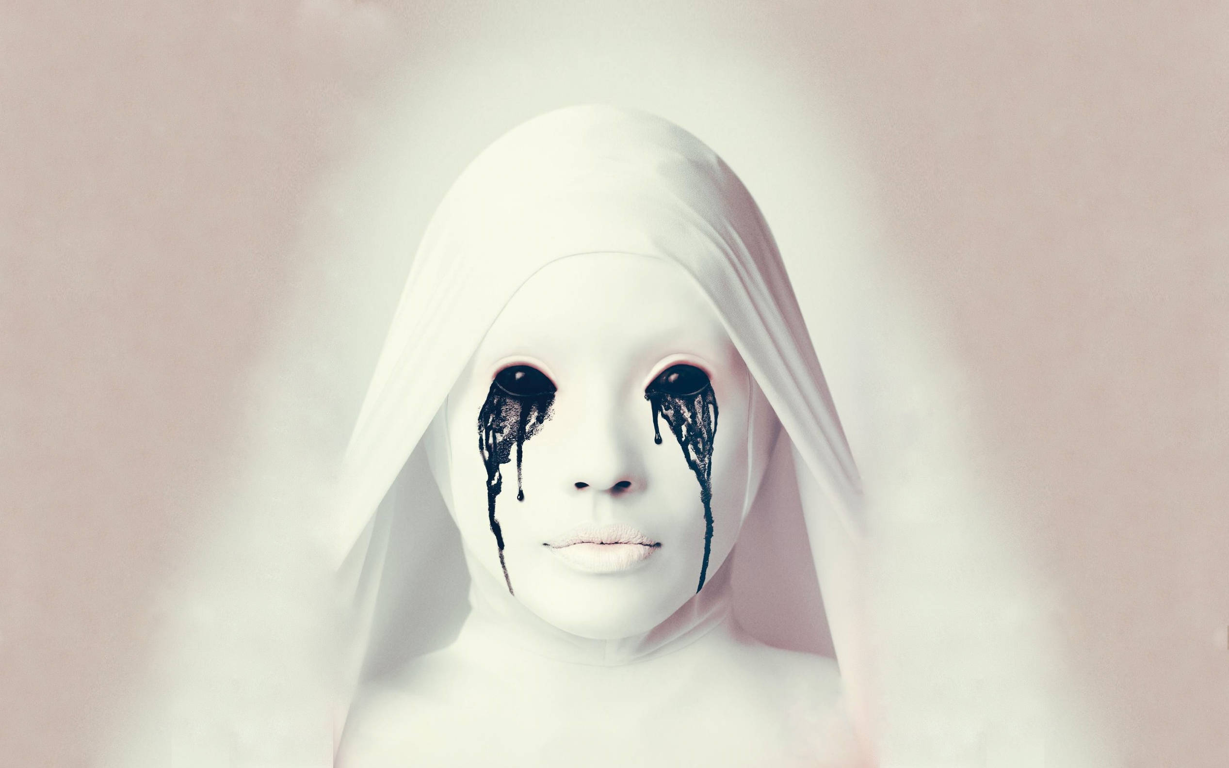 American Horror Story 桌布 壁紙 — 一個穿著白色連帽衫的幽靈般的人物在柔和的粉紅色背景下流下黑色的眼淚。
