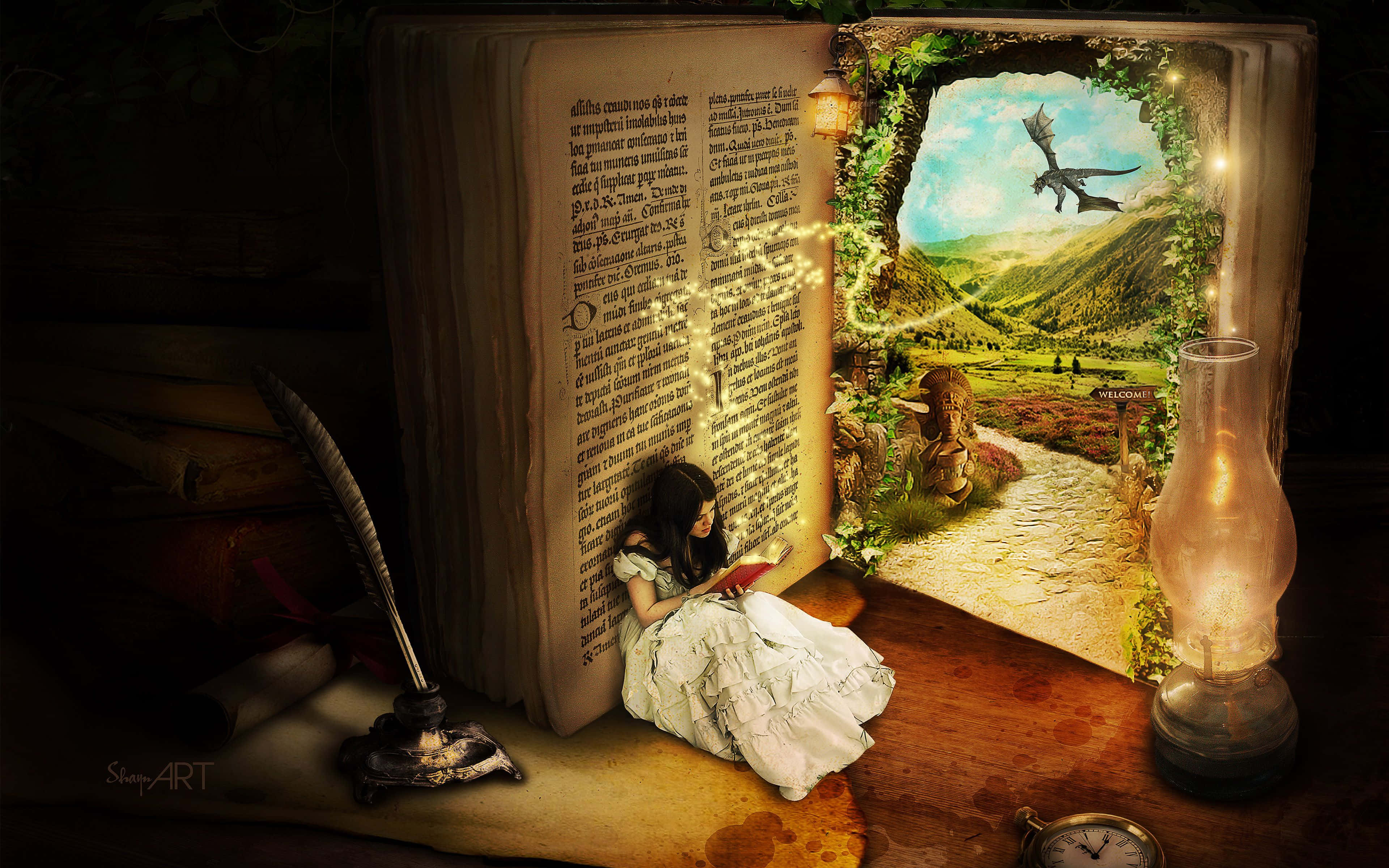 Fairy Tale 桌布 壁紙 — 一個穿著白色連衣裙的女孩坐在一本打開的書旁邊閱讀，書中神奇地顯現出一條龍在陽光照耀的山谷上空飛翔。