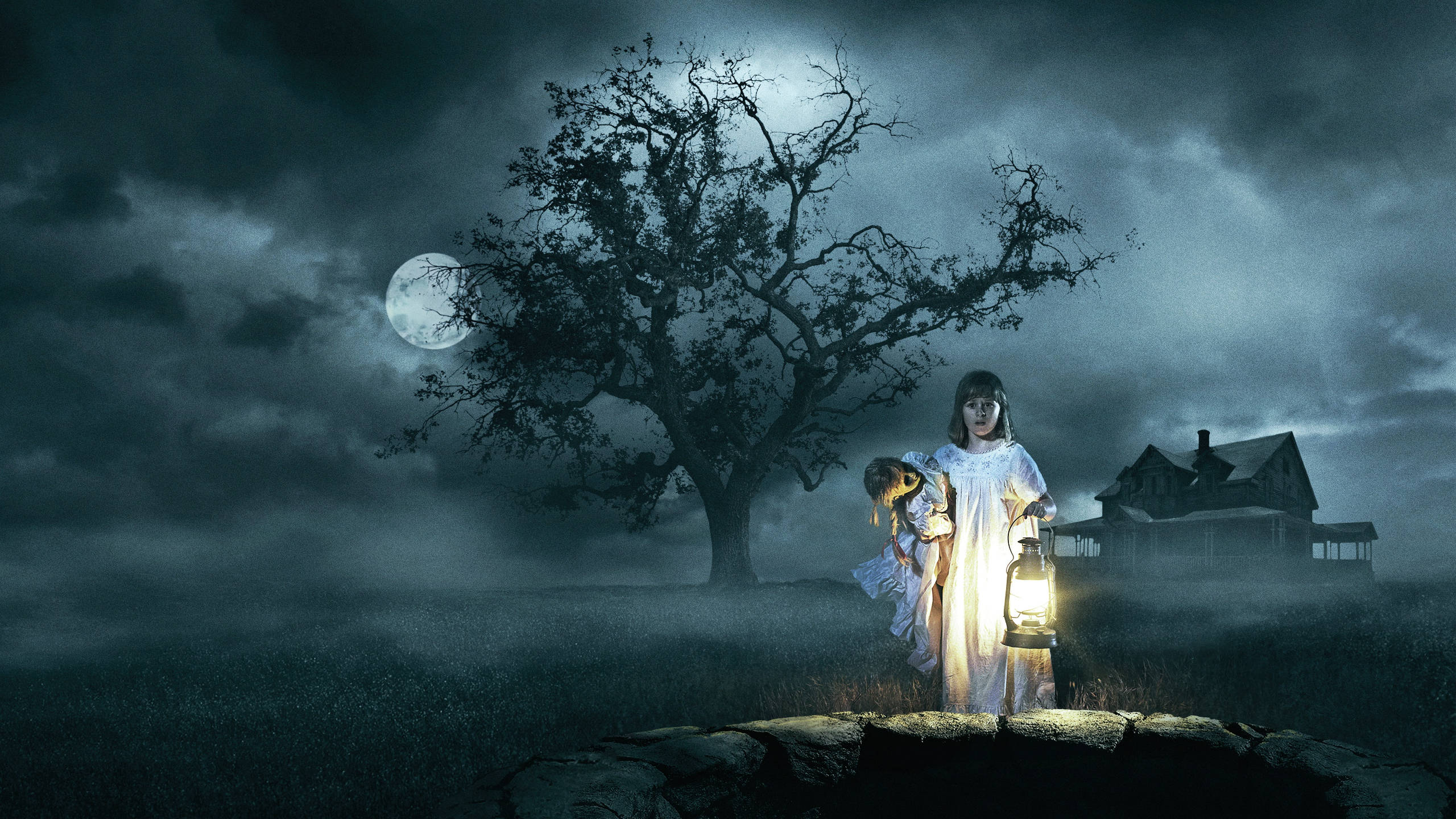 Annabelle 桌布 壁紙 — 一個穿著白色連衣裙的幽靈女孩在滿月下，在鬼屋旁邊拿著燈籠，旁邊有一個小孩。