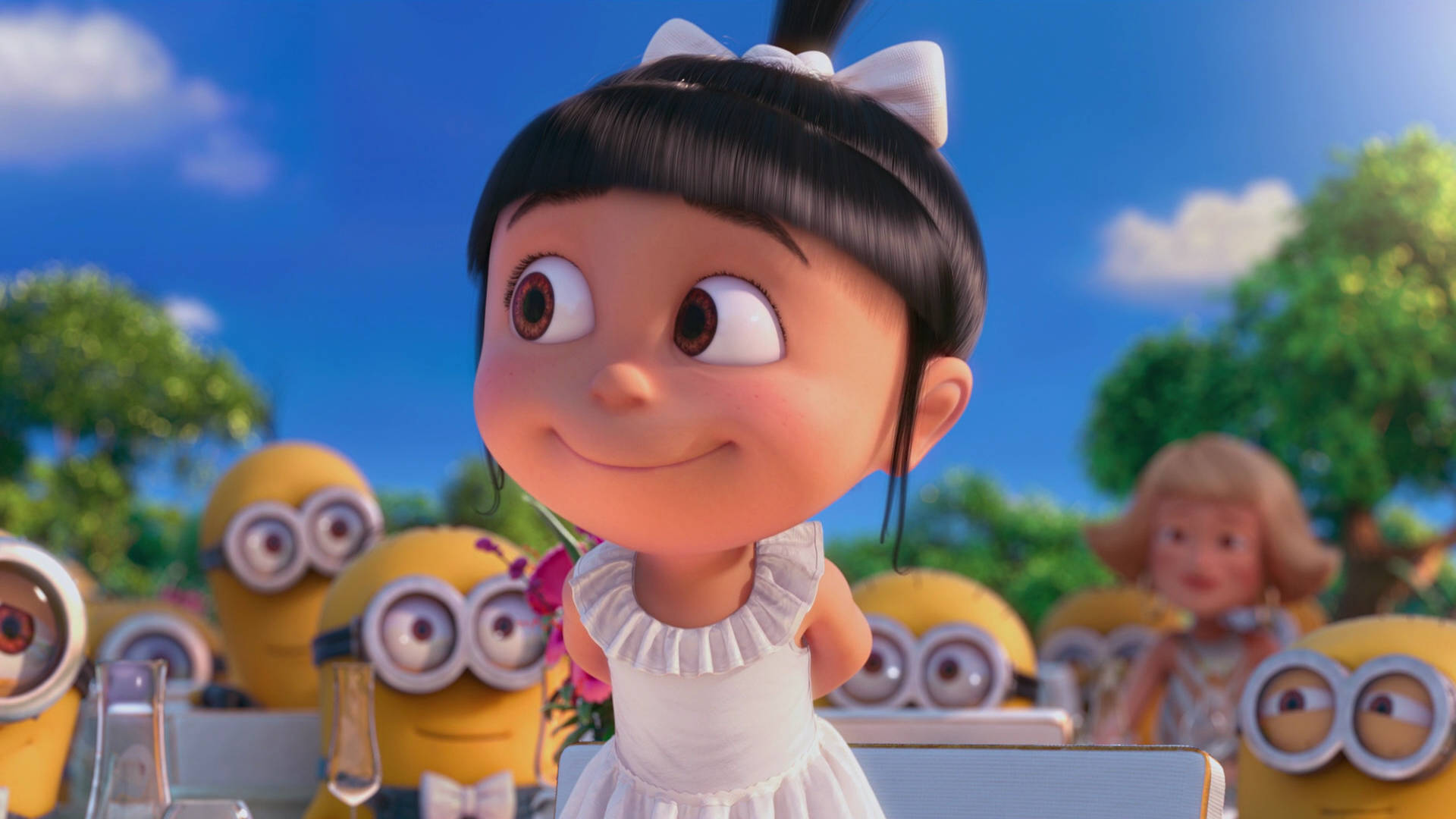 Despicable Me 2 桌布 壁紙 — 一個穿著白色連衣裙的開朗小女孩在晴朗的藍天下被黃色Minions包圍，露出燦爛的笑容。