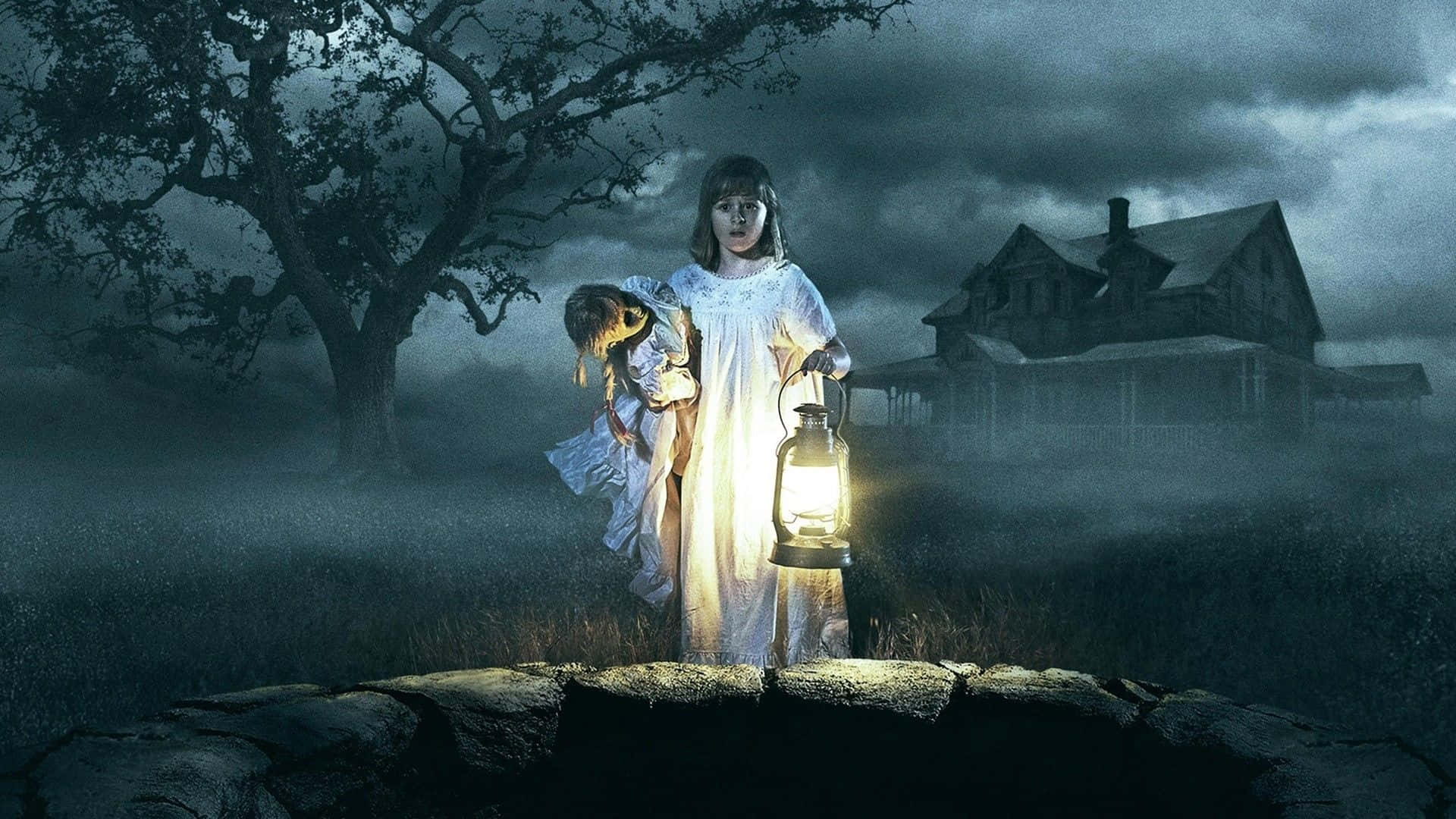 Scary Movies 桌布 壁紙 — 一個穿著白色連衣裙的鬼魂女孩，在霧夜中，在一棵扭曲的樹下，拿著發光的燈籠和一個娃娃，靠近一間鬼屋。