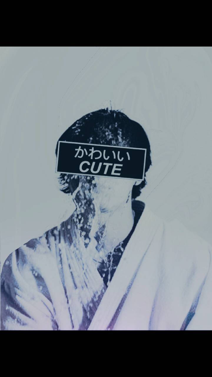 Joji 桌布 壁紙 — 一個穿著白色長袍的人，在風格化的黑白肖像中，臉被一個寫著「かわいい CUTE」的黑色標牌遮住。