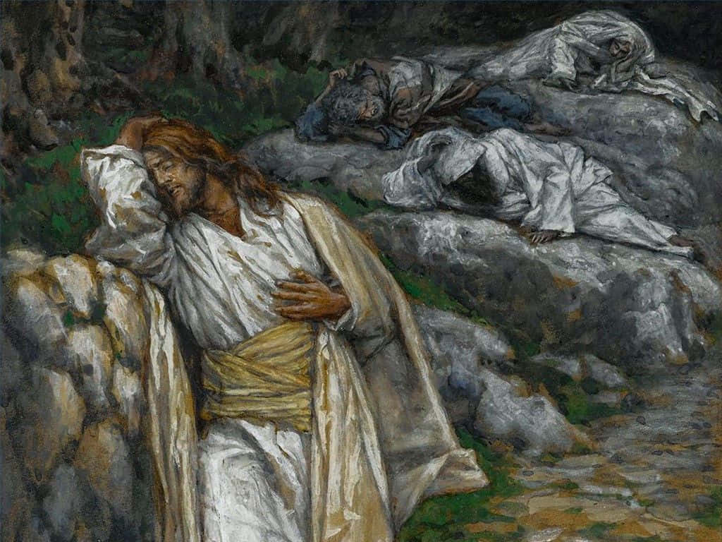 Jesus Praying 桌布 壁紙 — 一個穿著白色長袍的疲憊身影靠著岩石休息，而其他人在附近崎嶇陰暗的風景中睡覺。