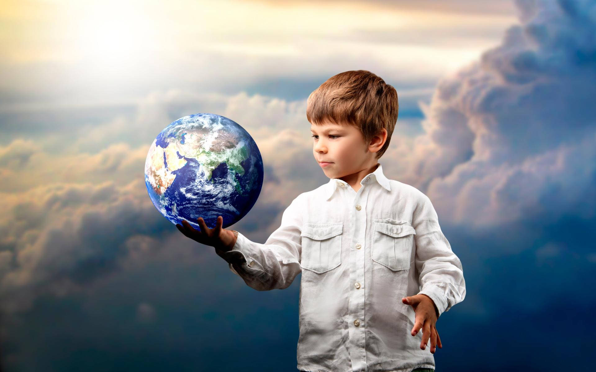 World 桌布 壁紙 — 一個穿著白襯衫的小男孩，在戲劇性的多雲天空背景下，輕輕地拿著一個詳細的地球儀。