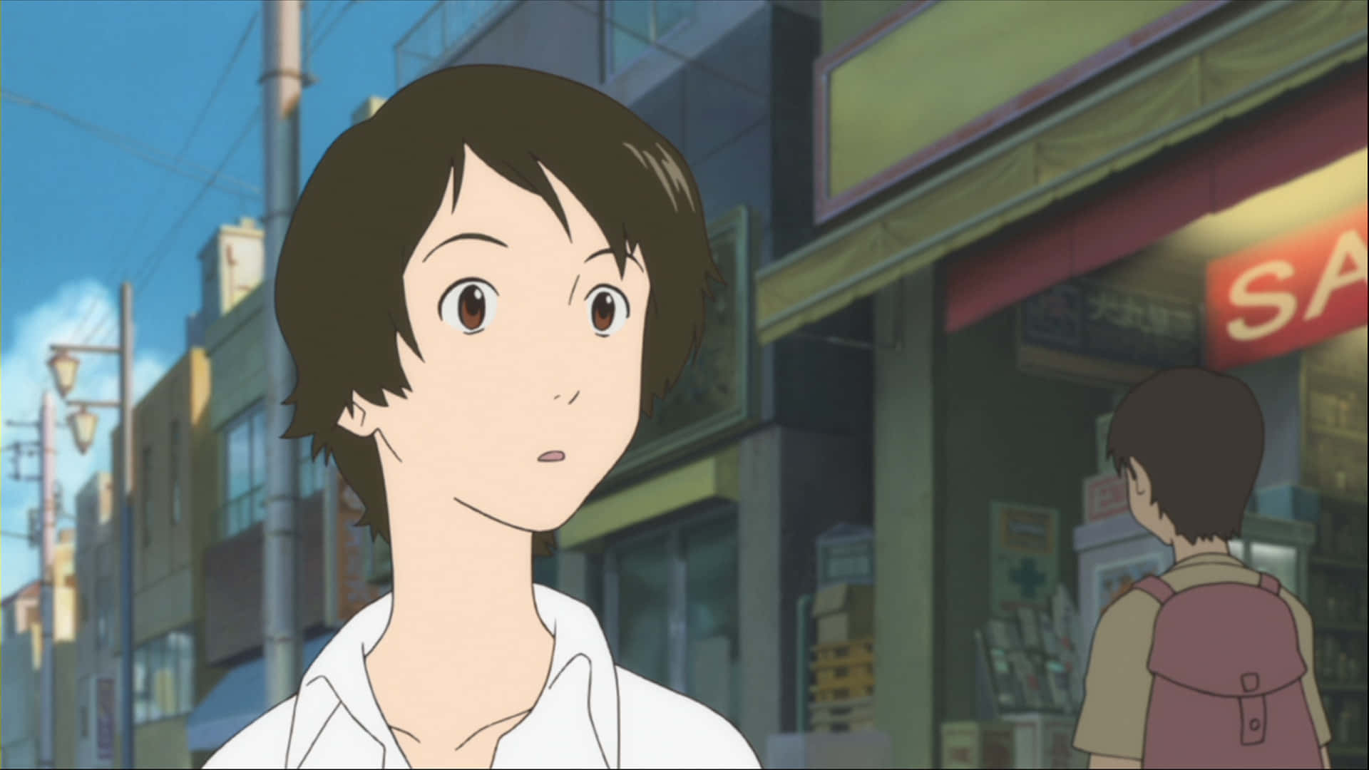 The Girl Who Leapt Through Time 桌布 壁紙 — 一個穿著白襯衫的年輕動漫男孩站在陽光明媚的日本街道上，露出驚訝的表情，另一個孩子正在走開。