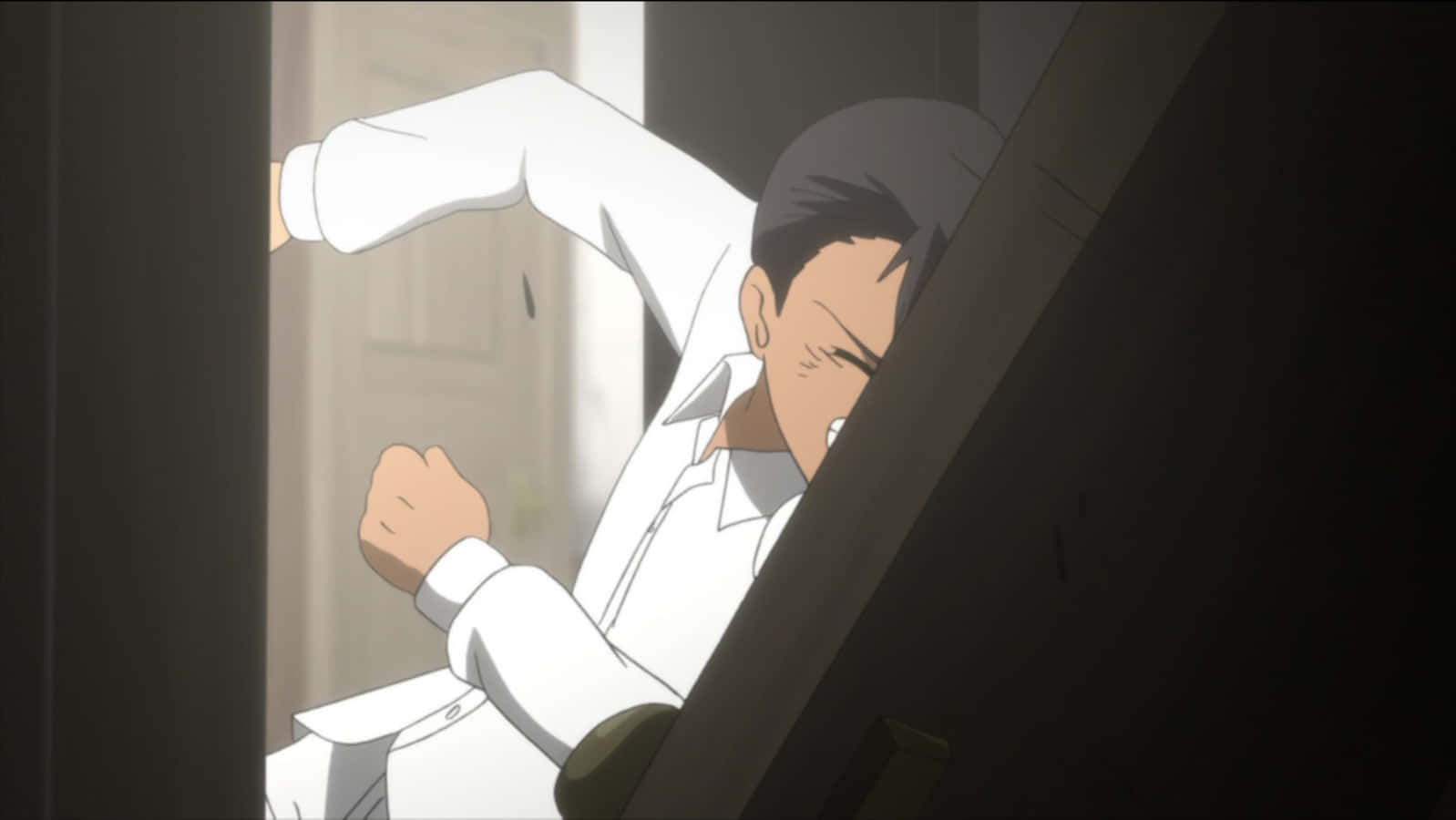The Promised Neverland Don 桌布 壁紙 — 一個穿著白襯衫的年輕男子在燈光昏暗的走廊上用力推開一扇沉重的門。