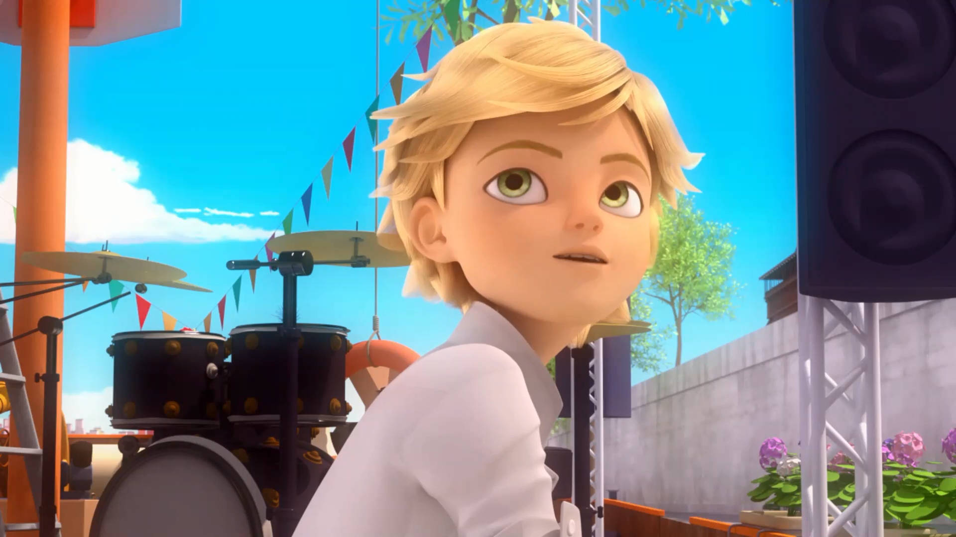 Adrien 桌布 壁紙 — 一個穿著白襯衫的金髮小男孩在陽光明媚的戶外音樂會上看起來很驚訝，現場有鼓和揚聲器。