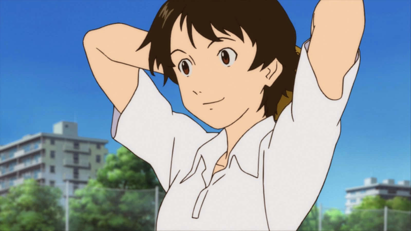 The Girl Who Leapt Through Time 桌布 壁紙 — 一個穿著白襯衫的開朗動畫女孩，在藍天白雲下，背景有建築物和樹木，開心地伸展身體。