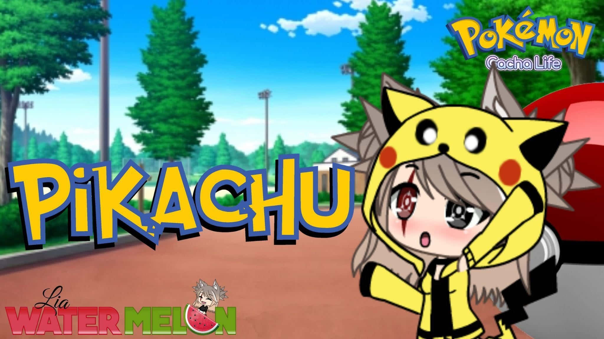 Gacha Life Funny 桌布 壁紙 — 一個穿著皮卡丘服裝的Q版動漫女孩站在一條陽光普照的小路上，兩旁有樹木和寶可夢標誌文字。