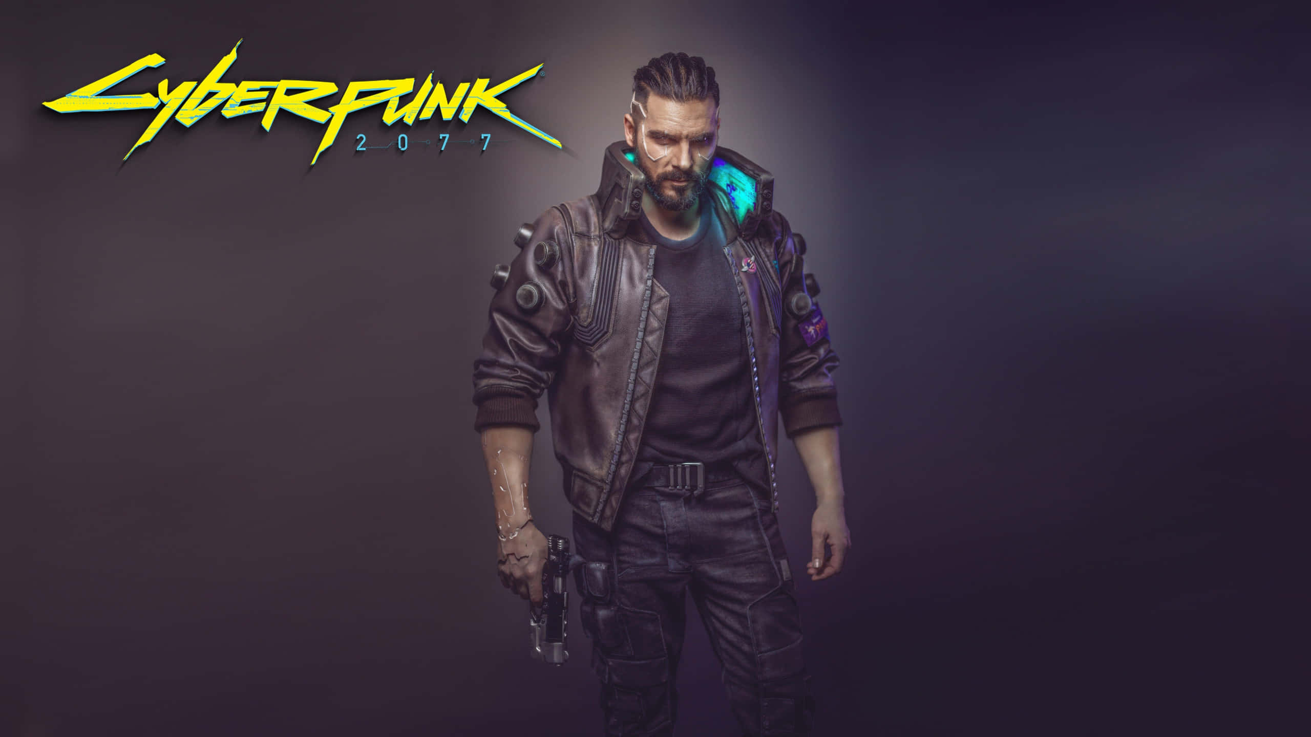 遊戲 桌布 壁紙 — 一個穿著皮夾克、帶有發光義肢的賽博龐克男人，在Cyberpunk 2077標誌下站在黑暗背景前。