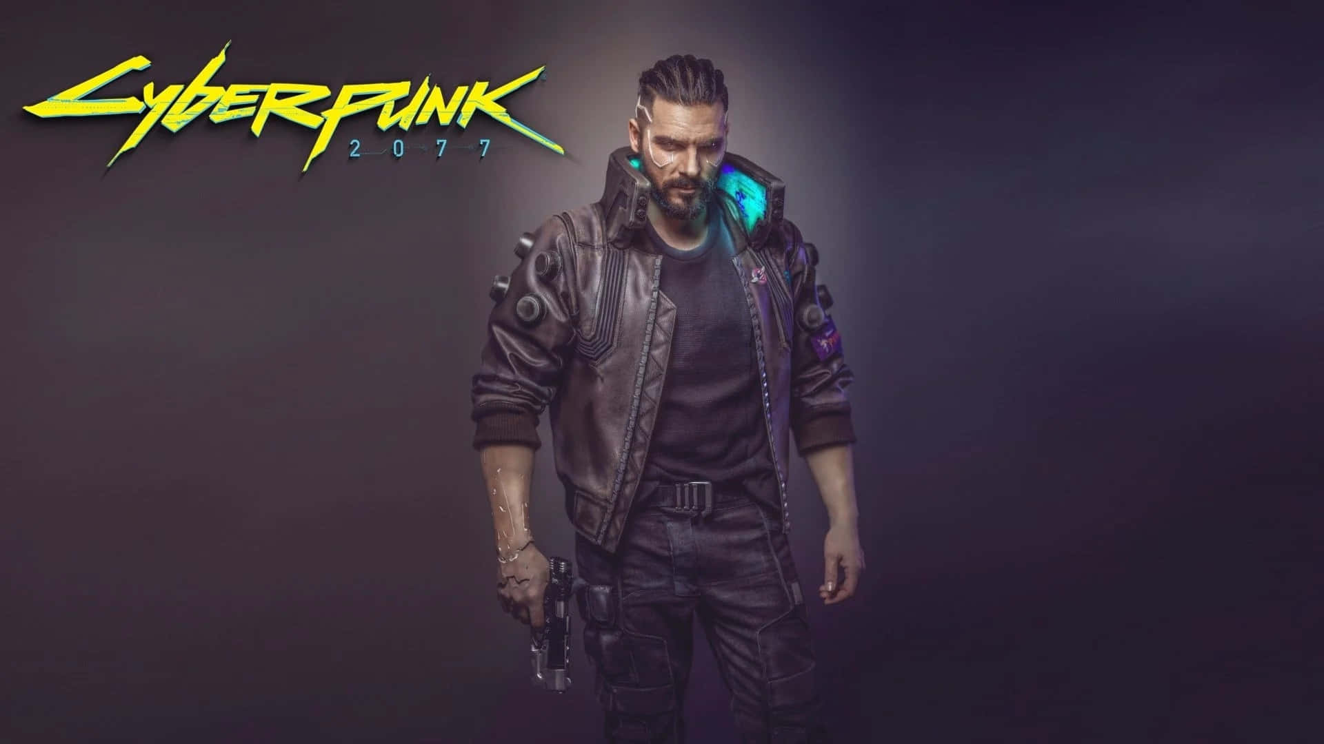 Cyberpunk 2077 Characters 桌布 壁紙 — 一個穿著皮夾克、帶有發光義體的賽博龐克主角，在Cyberpunk 2077標誌下站在黑暗背景前。
