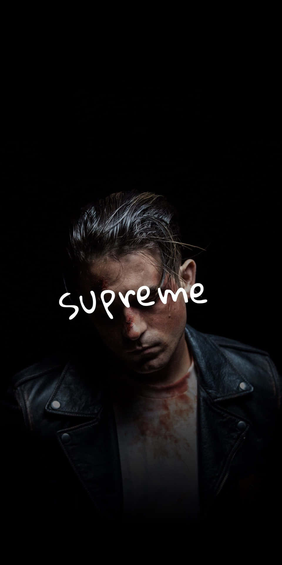 一個穿著血跡斑斑的皮夾克的男子，臉上疊加著 supreme 字樣。 — 超炫動圖 壁紙