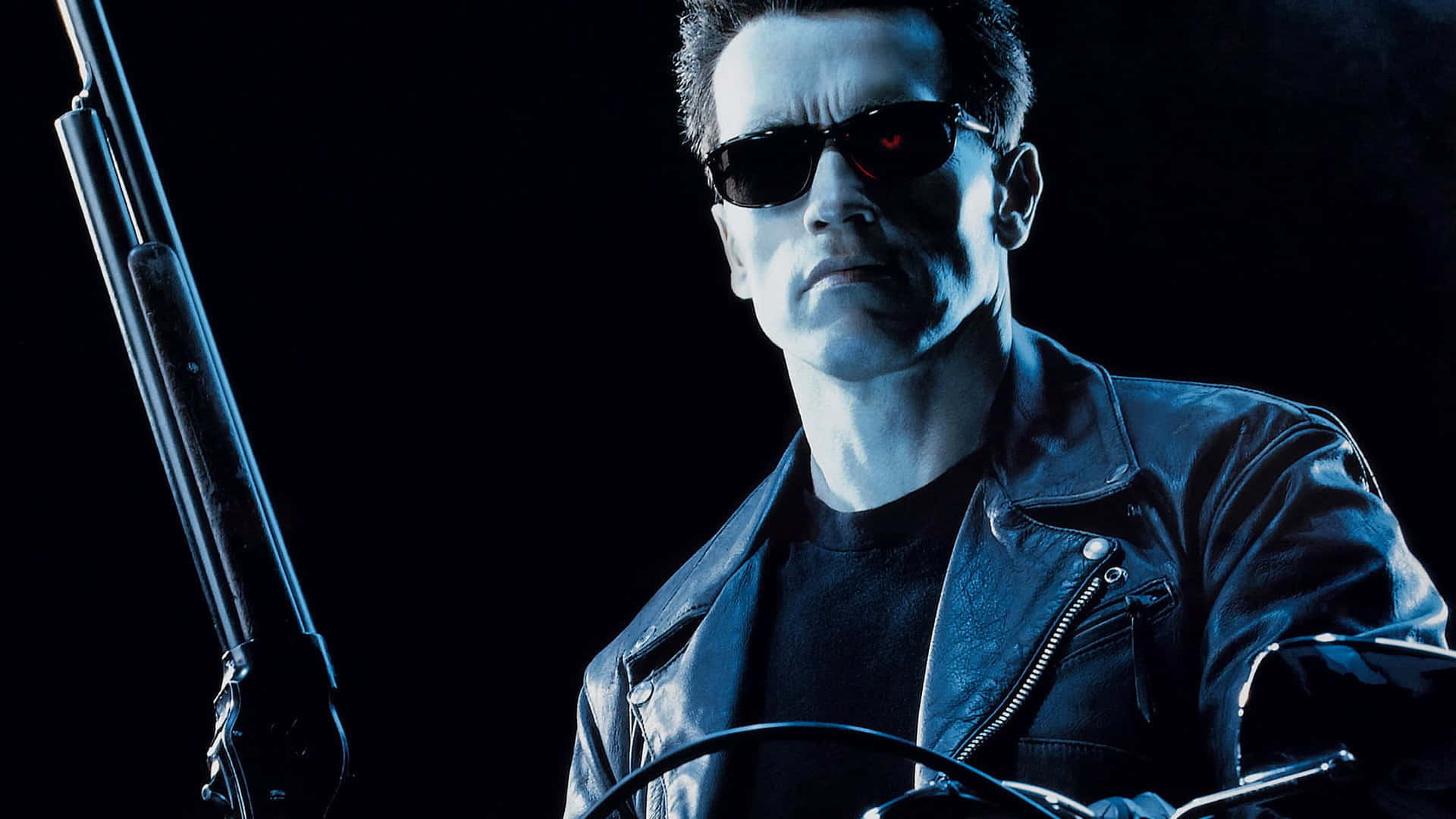 Sunglasses 桌布 壁紙 — 一個穿著皮夾克和太陽眼鏡的威脅性半機械人，在黑暗背景下手持霰彈槍，眼睛發出紅光。