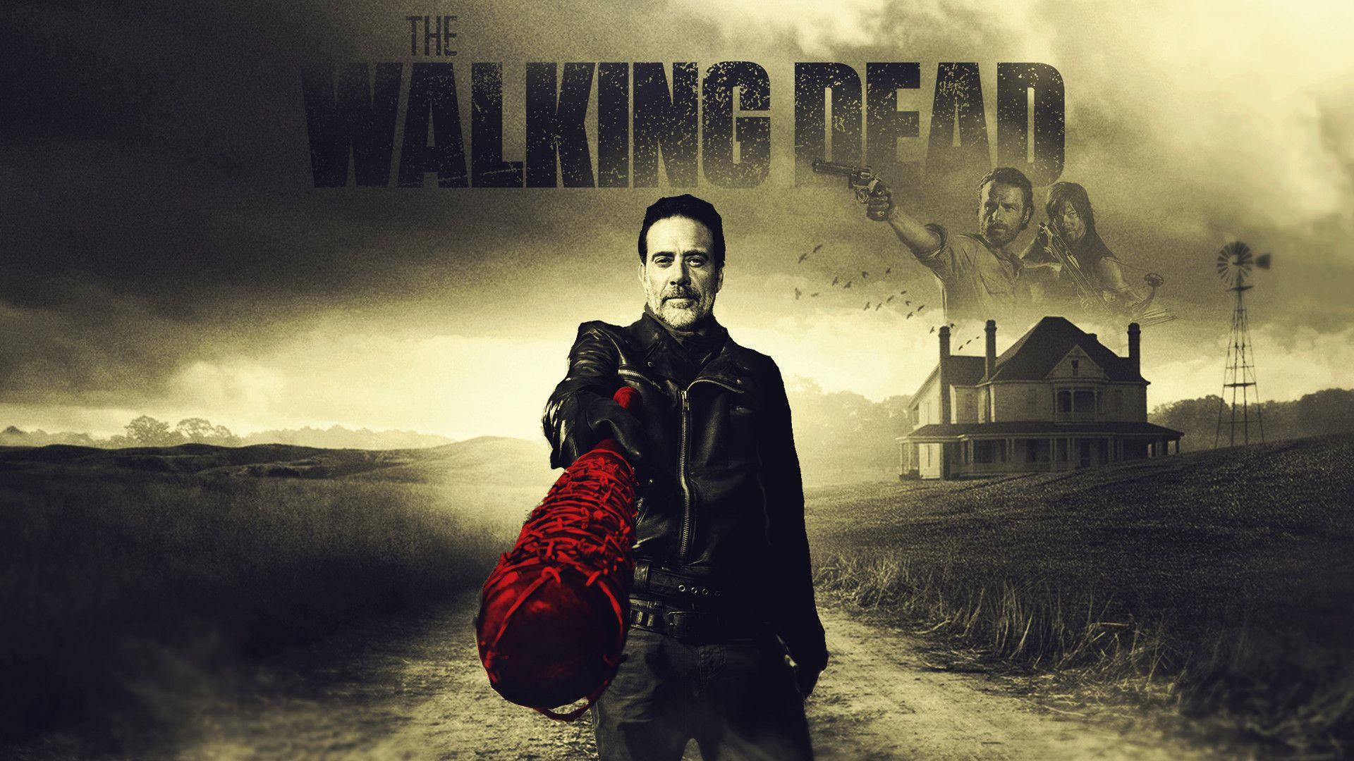 Negan 桌布 壁紙 — 一個穿著皮夾克的男人，在暴風雨天空下的荒涼道路上，手持一個紅色包包，背景是一座鬧鬼的農舍。