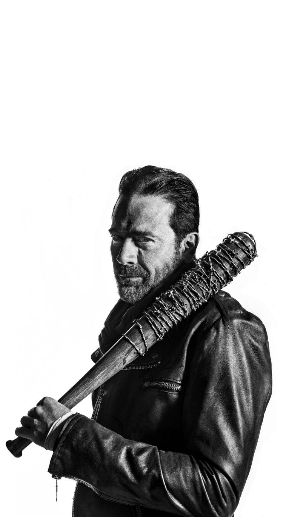 Negan 桌布 壁紙 — 一個穿著皮夾克的男人，在純白色背景前，拿著一支帶刺的棒球棍，呈現出粗獷的黑白肖像。