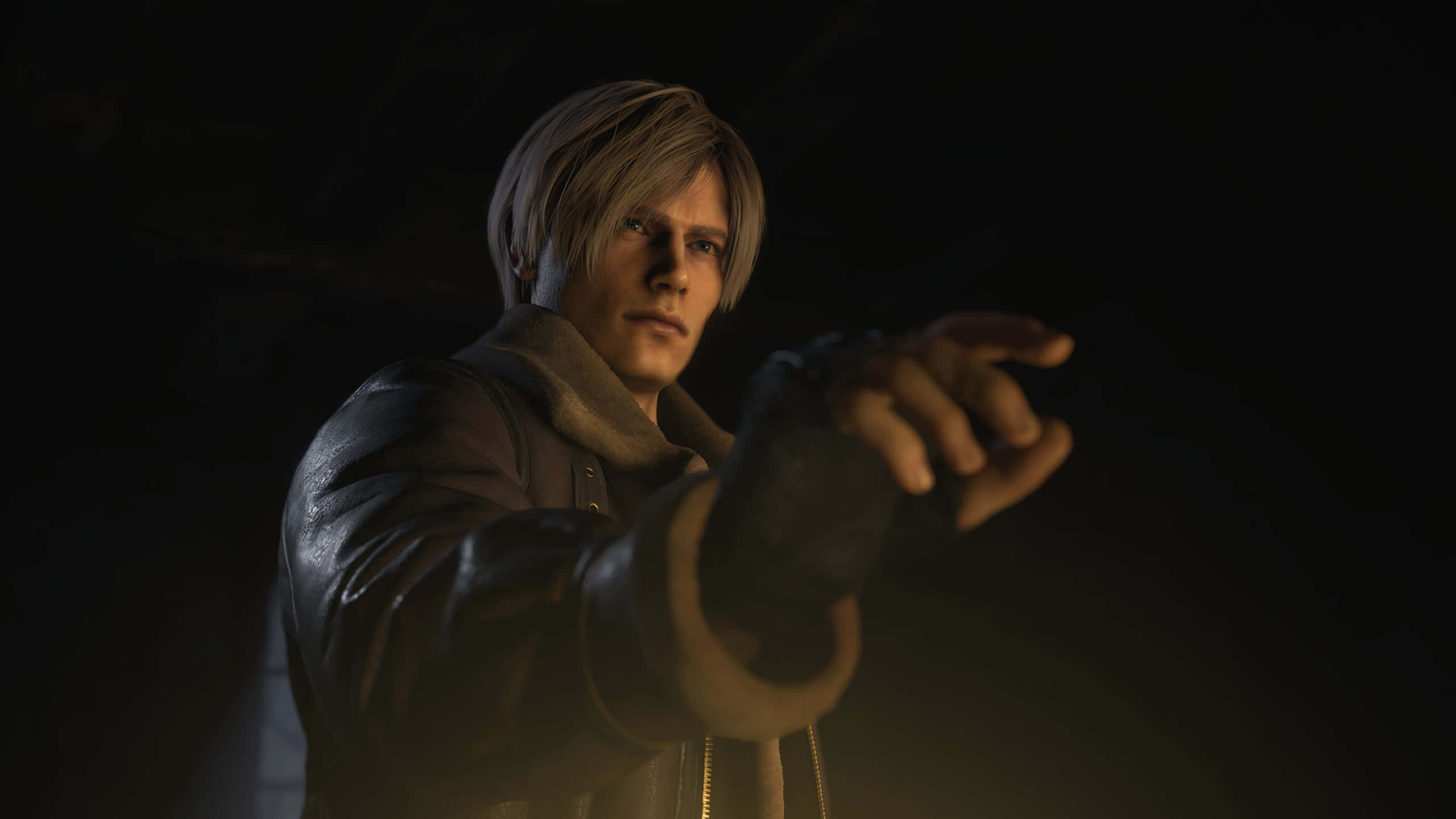 Resident Evil Characters 桌布 壁紙 — 一個穿著皮夾克的男人在黑暗、陰沉、電影般的場景中，在戲劇性的燈光下向前指。