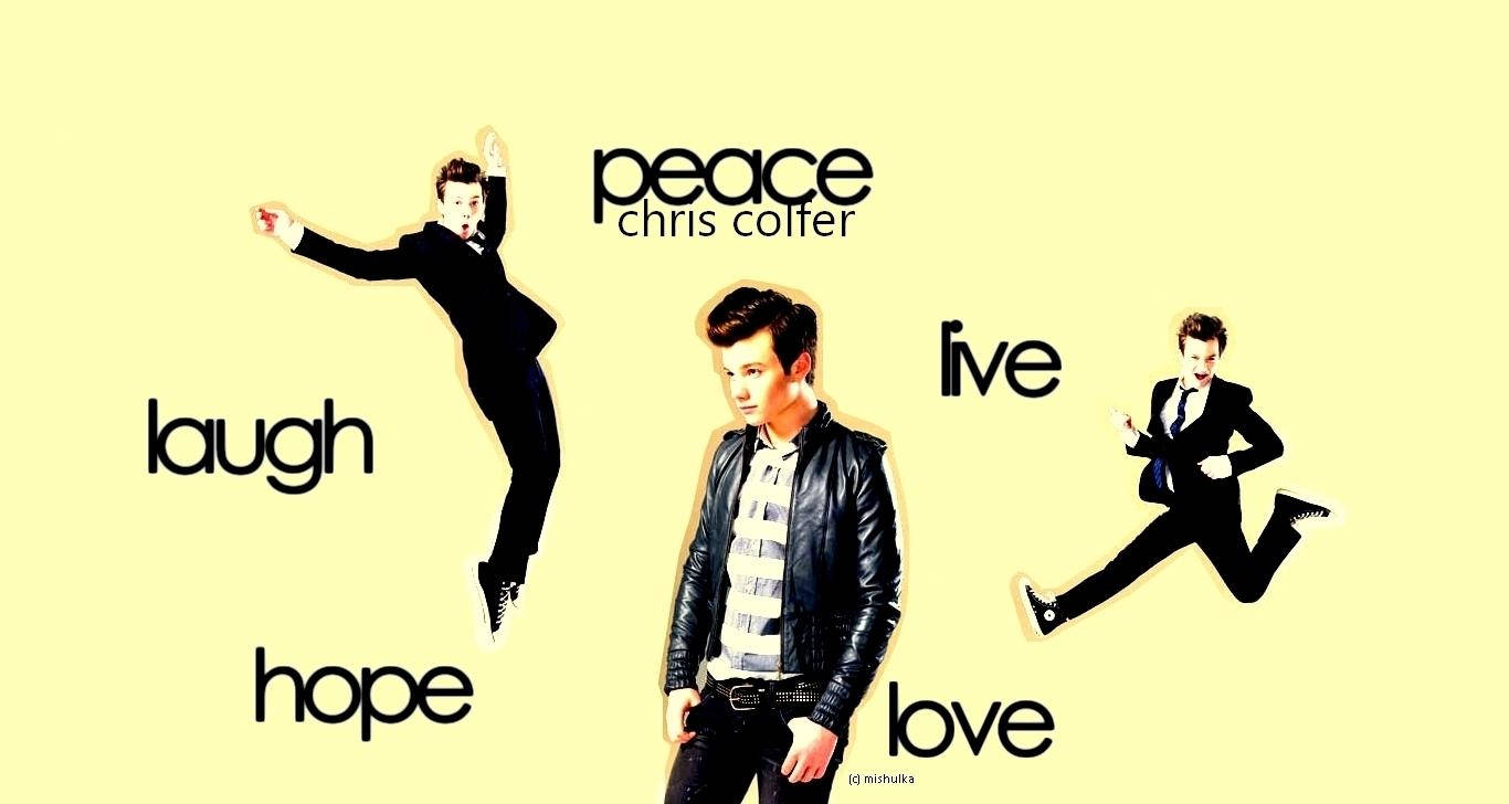 Chris Colfer 桌布 壁紙 — 一個穿著皮夾克的男人站在中央，被漂浮的文字和動態姿勢包圍，背景是淡黃色。