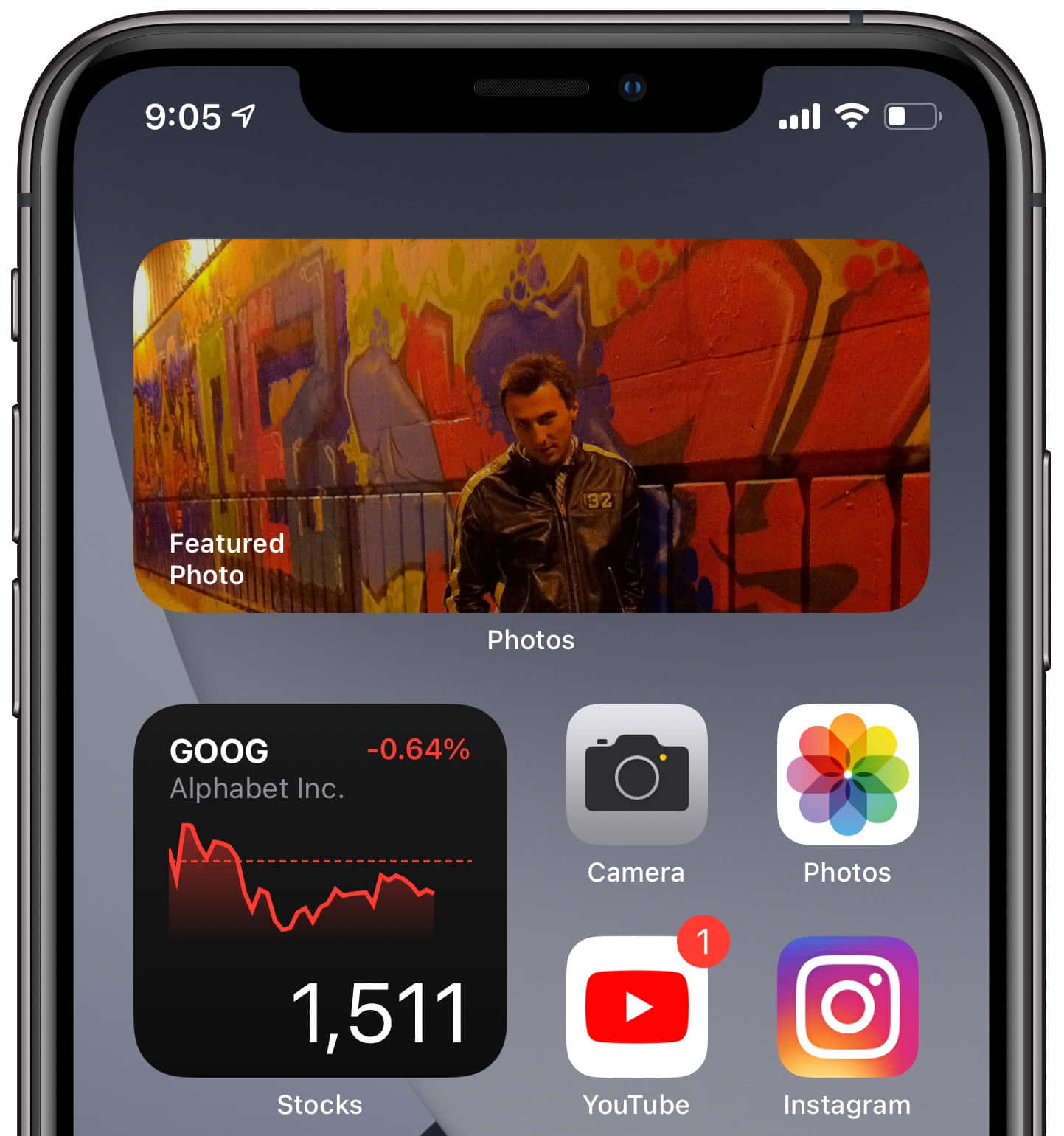 iPhone 桌布 壁紙 — 一個穿著皮夾克的男人站在充滿活力的塗鴉牆前，iPhone主螢幕顯示預設應用程式和圖標。