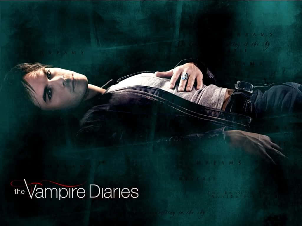 Vampire Diaries Desktop 桌布 壁紙 — 一個穿著皮夾克的男人靠著深藍綠色紋理牆壁，帶有模糊的文字疊加和角落的標題「The Vampire Diaries」。