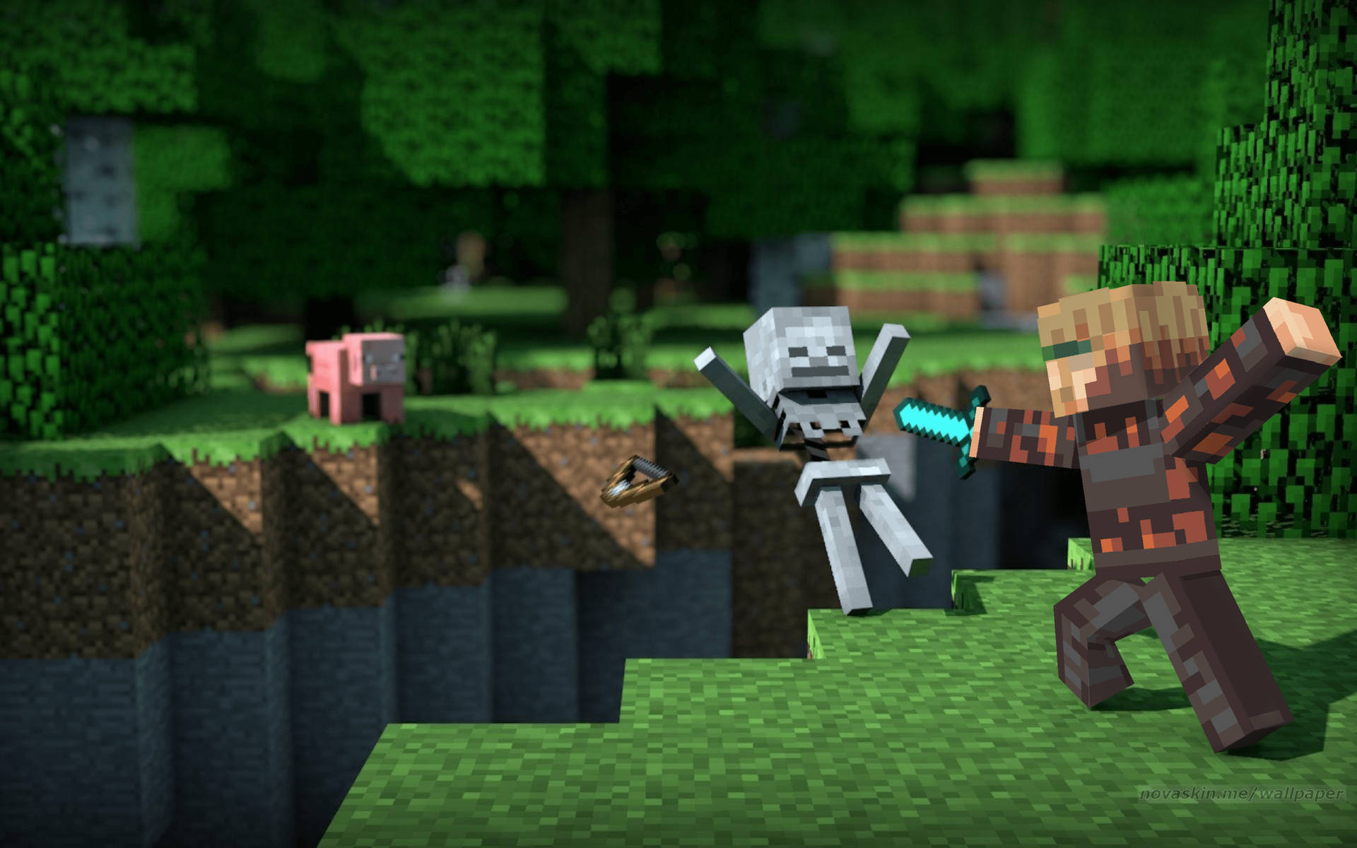 Minecraft玩家在像素森林中與骷髏戰鬥，背景有一隻豬。