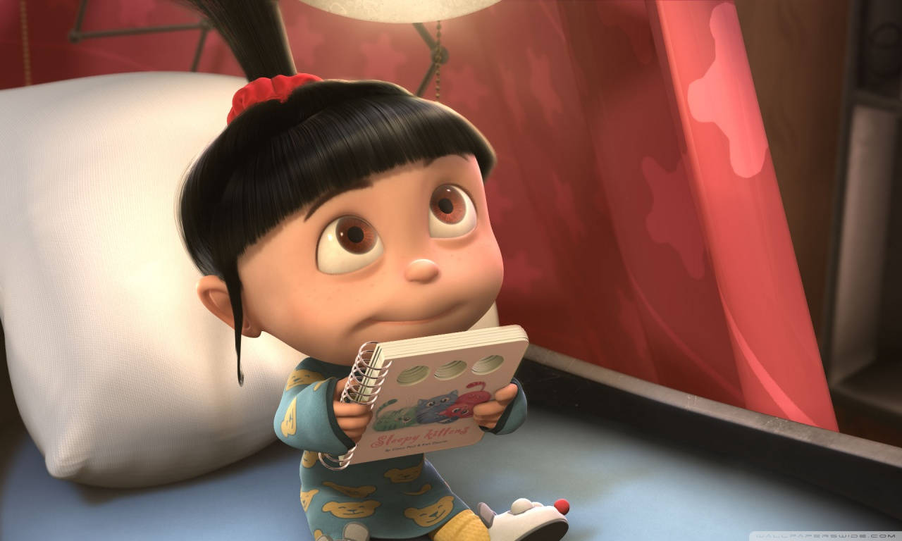 Despicable Me 2 桌布 壁紙 — 一個穿著睡衣的可愛動畫女孩坐在床上，抱著一本書，表情好奇。
