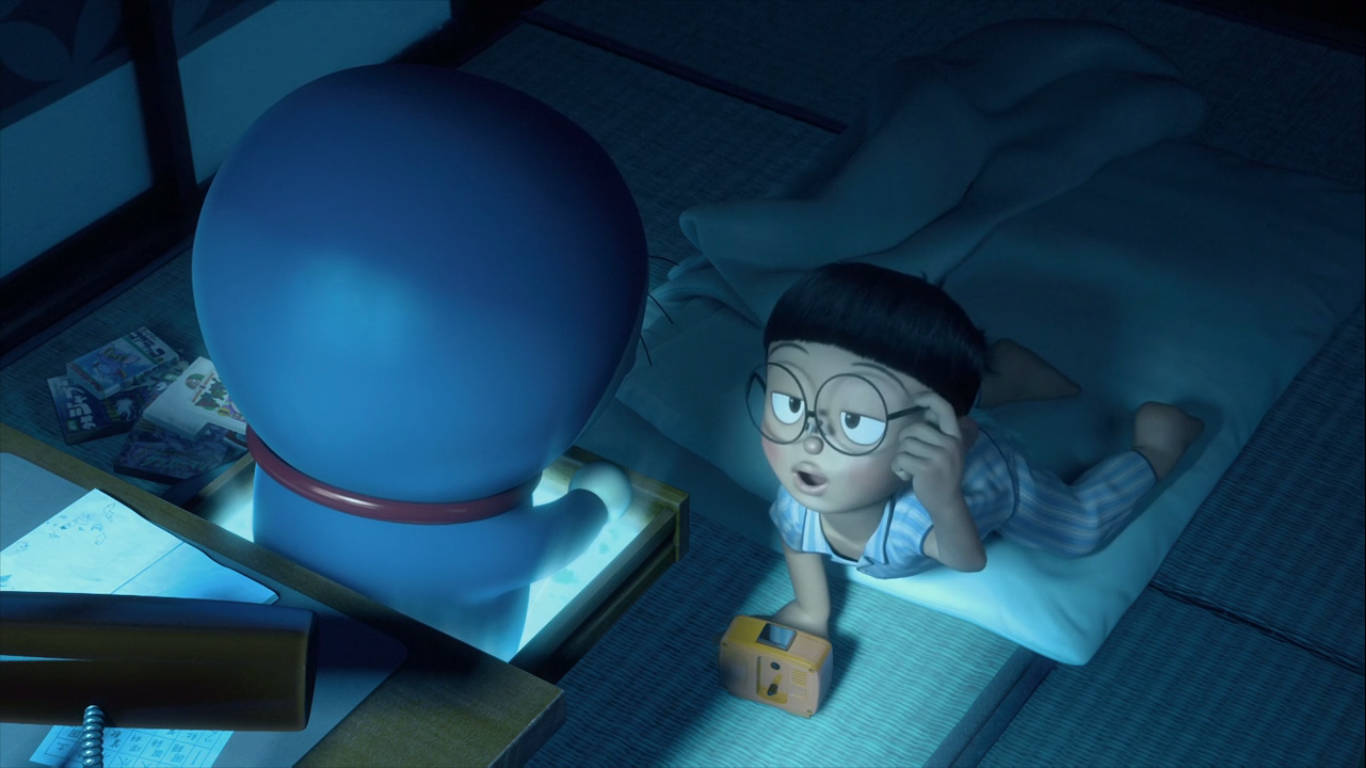 Doraemon 桌布 壁紙 — 一個穿著睡衣的小男孩晚上躺在蒲團上，被旁邊發出柔和藍光的機器人朋友嚇了一跳。