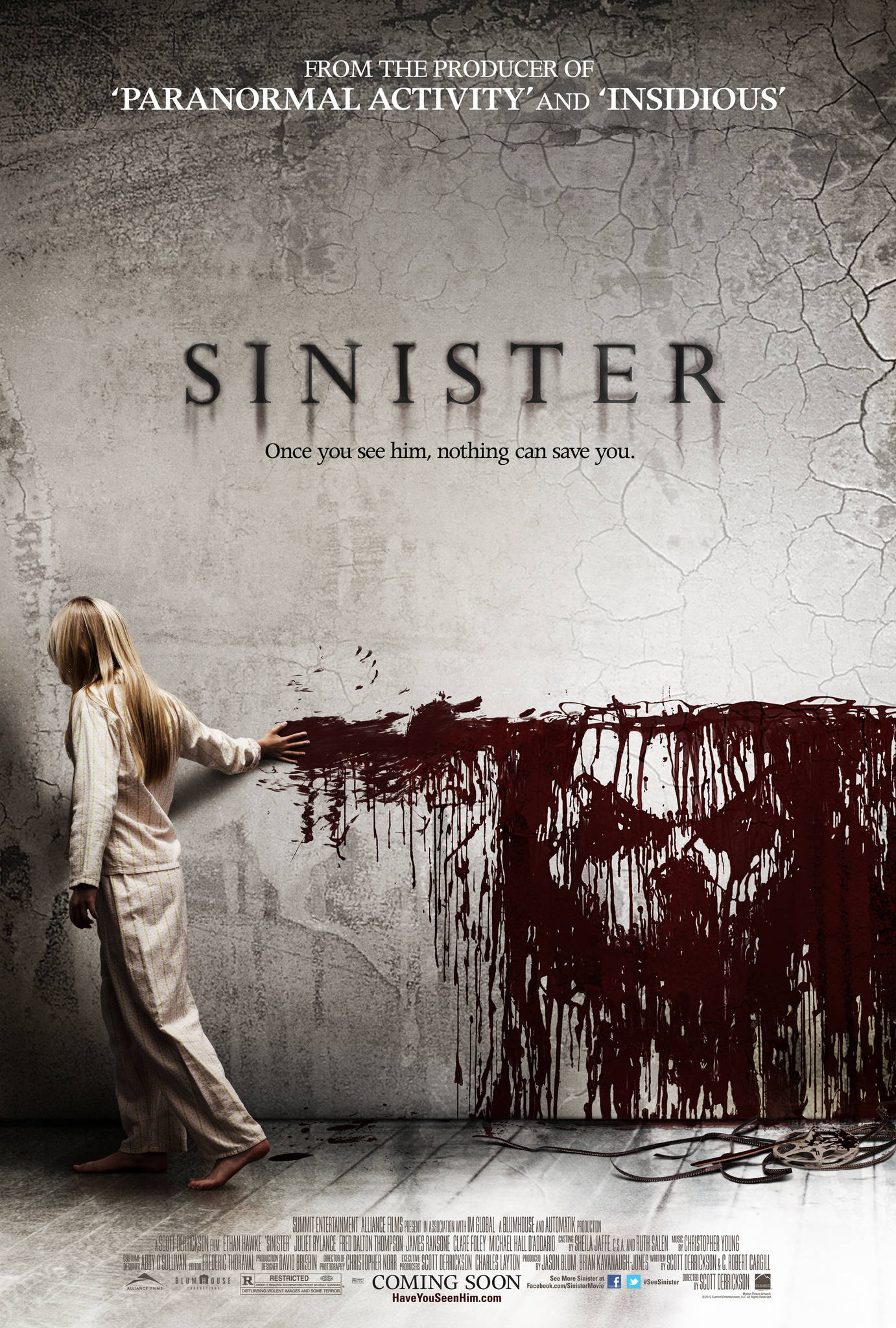 sinister 桌布 壁紙 — 一個穿著睡衣的年輕女孩站在裂開的牆前，深紅色的血滴下來，形成一個怪物的臉。