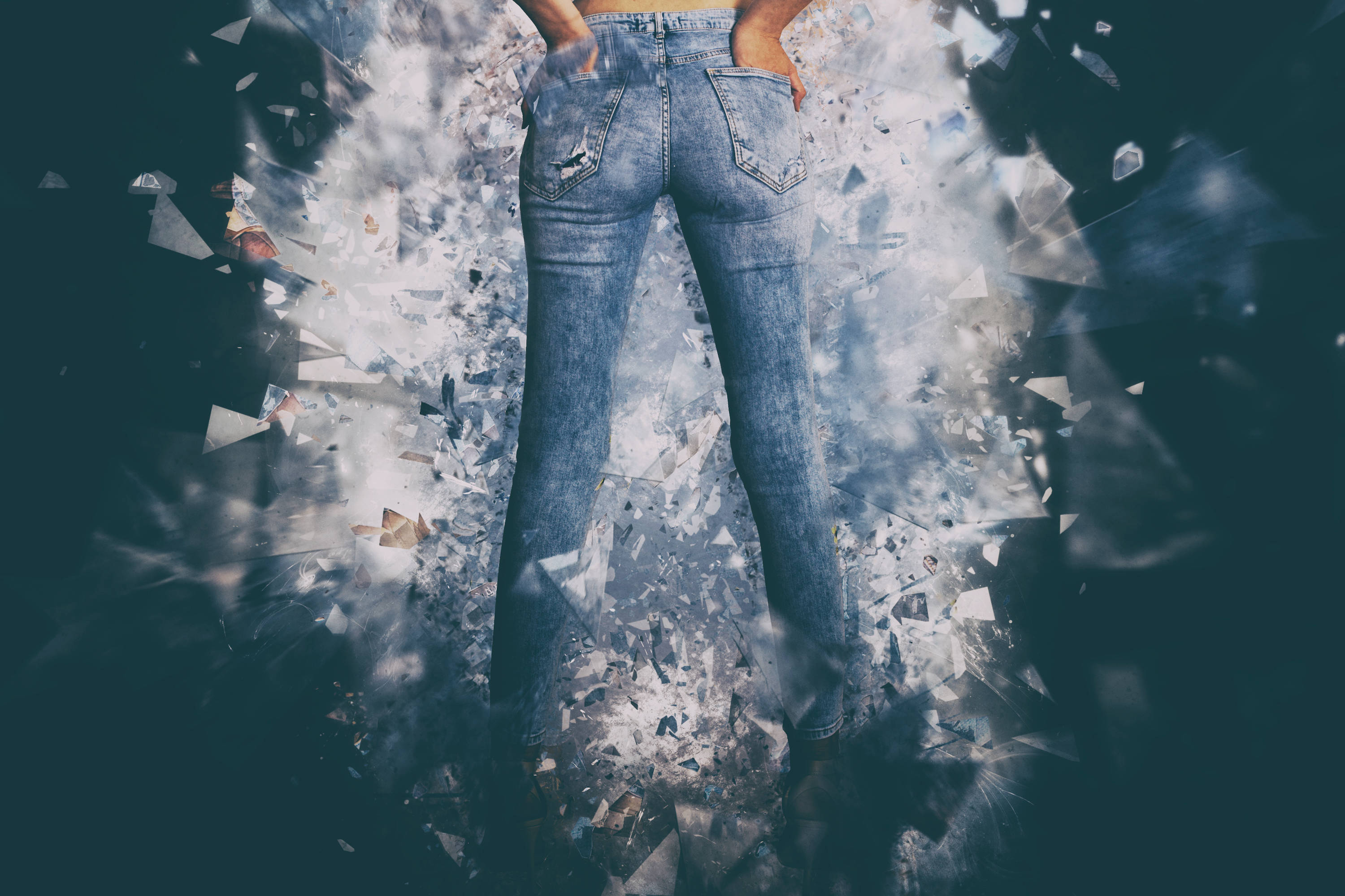 outfit 桌布 壁紙 — 一個穿著破爛牛仔褲的人背光站立，破碎的玻璃向外爆炸，形成戲劇性的光與碎片爆發。