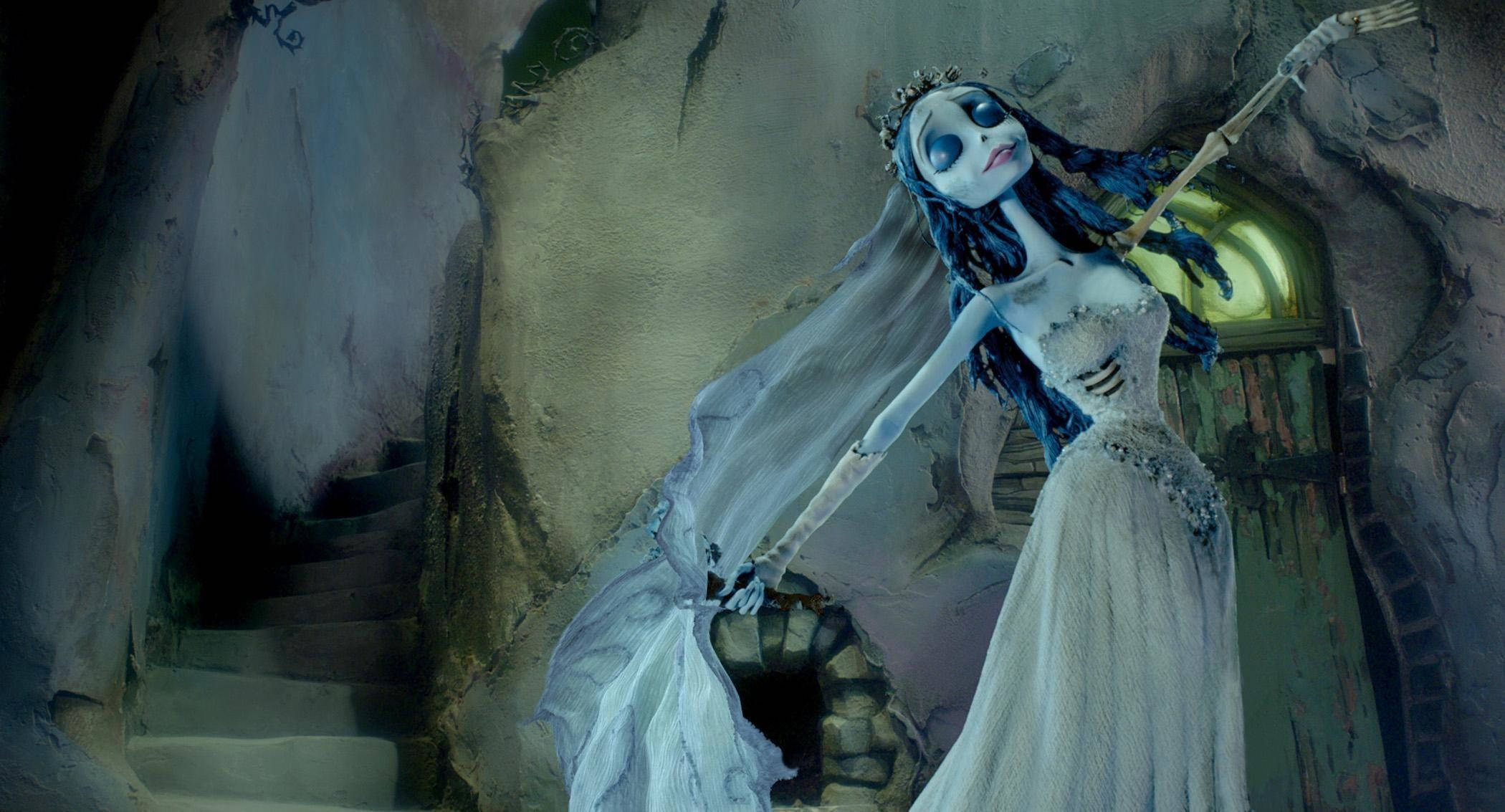 Bride 桌布 壁紙 — 一個穿著破爛白色長袍的骷髏新娘，優雅地站在一個燈光昏暗、破敗的石砌小教堂裡，身後有一個發光的拱形門口。