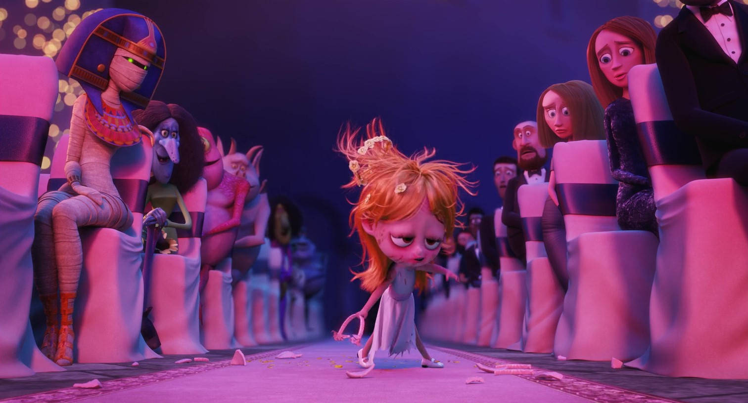 Animated 桌布 壁紙 — 一個穿著破爛裙子的紅髮小女孩悲傷地走在粉紅色燈光的走廊上，各種動畫賓客從座位上觀看。