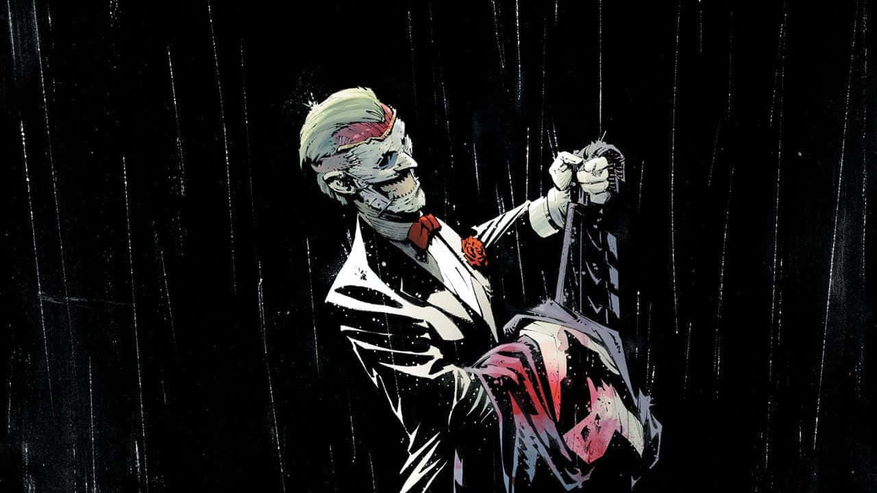 Batman Death In The Family 桌布 壁紙 — 一個穿著破爛西裝、帶有威脅性的小丑在黑色背景的暴雨中手持武器。