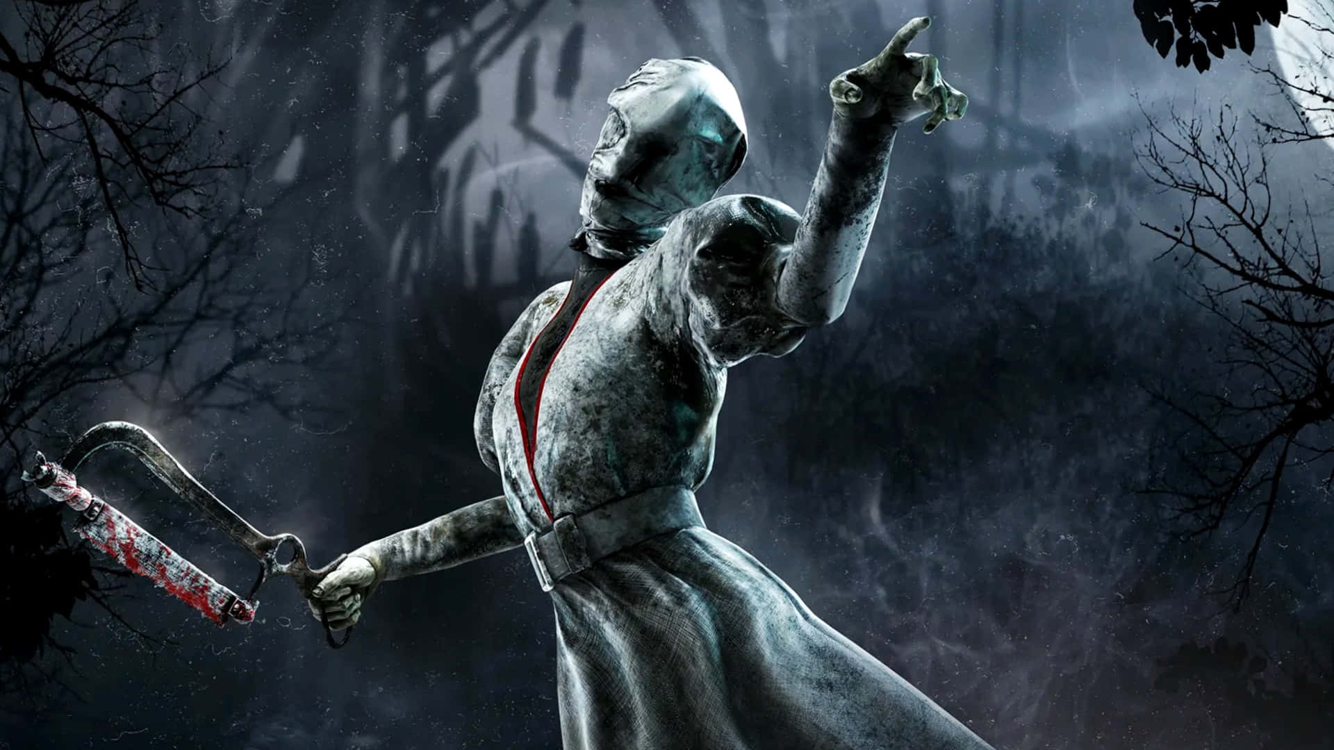 Dead By Daylight Killers 桌布 壁紙 — 一個穿著破爛連衣裙的怪誕殭屍揮舞著血淋淋的電鋸，在黑暗陰森的森林中向上指著。