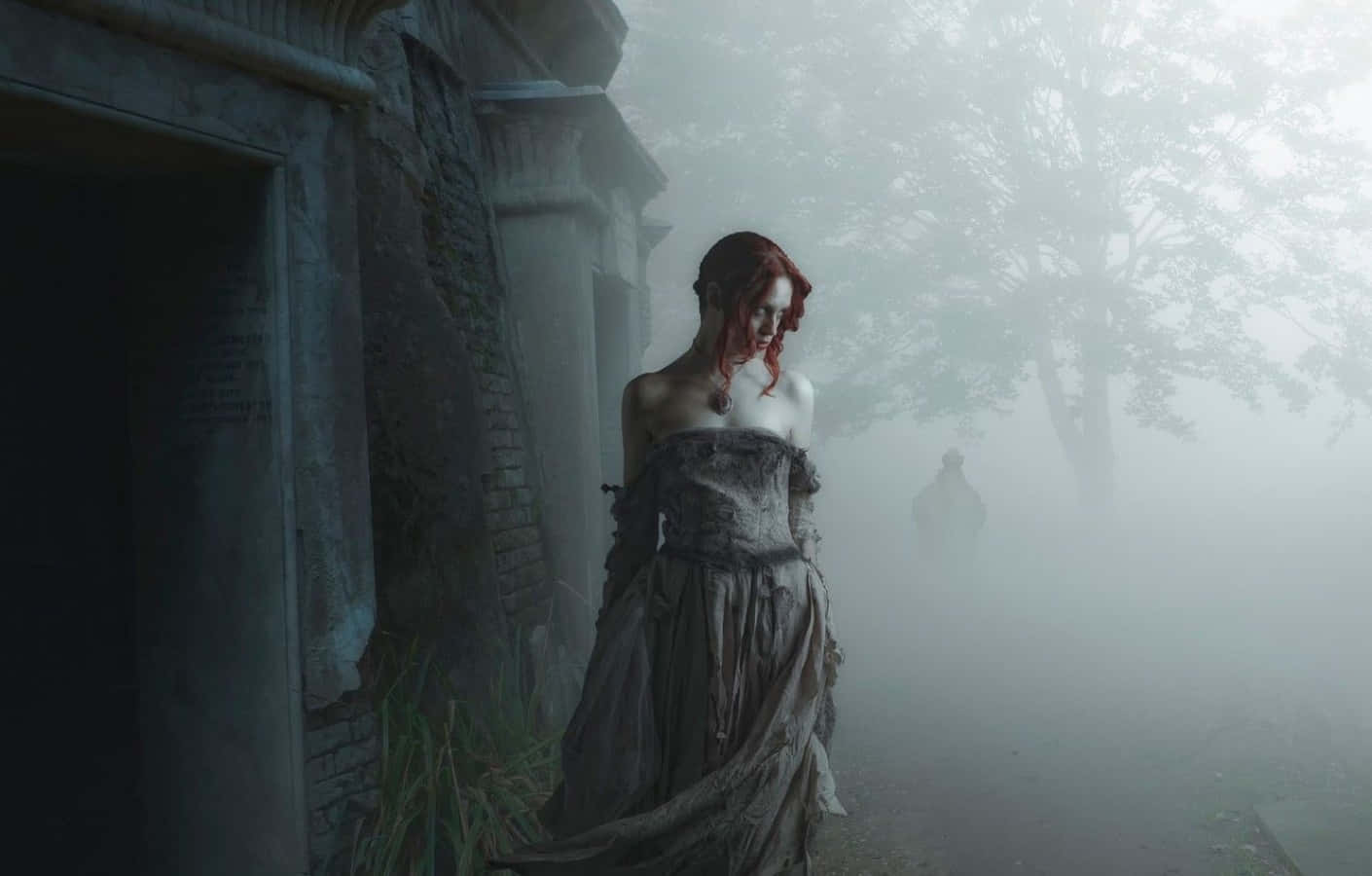 Romanticism 桌布 壁紙 — 一個穿著破爛長袍的幽靈女子，莊嚴地站在霧氣瀰漫的墓園中一座破敗的陵墓旁，遠處有一個陰影般的人影。