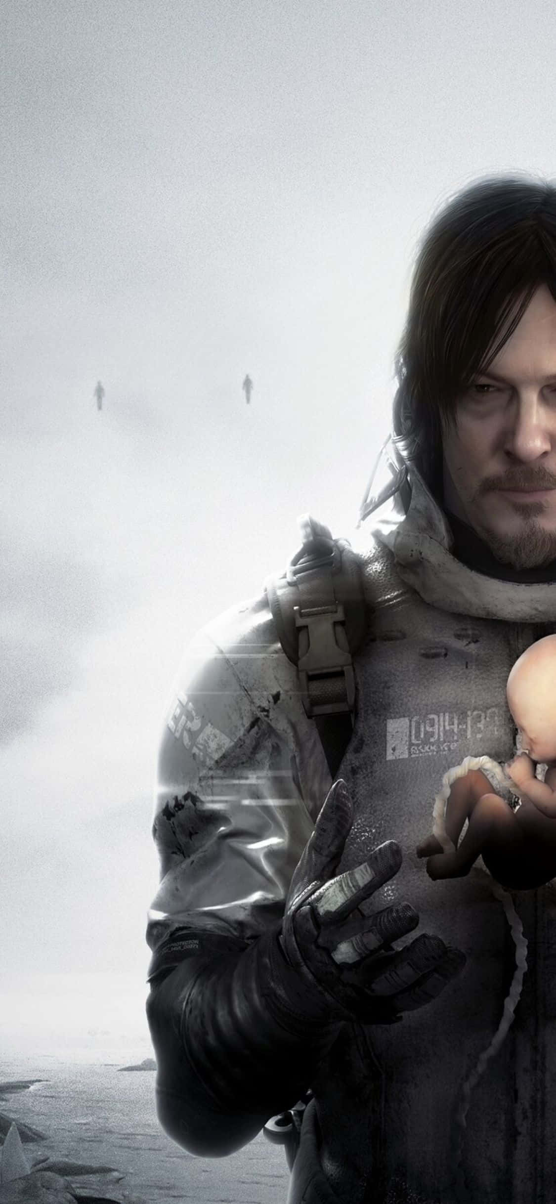iPhone Xs Death Stranding 桌布 壁紙 — 一個穿著破舊太空衣的男人，在陰沉、霧氣瀰漫的外星景觀中抱著一個嬰兒娃娃，遠處有模糊的人影。