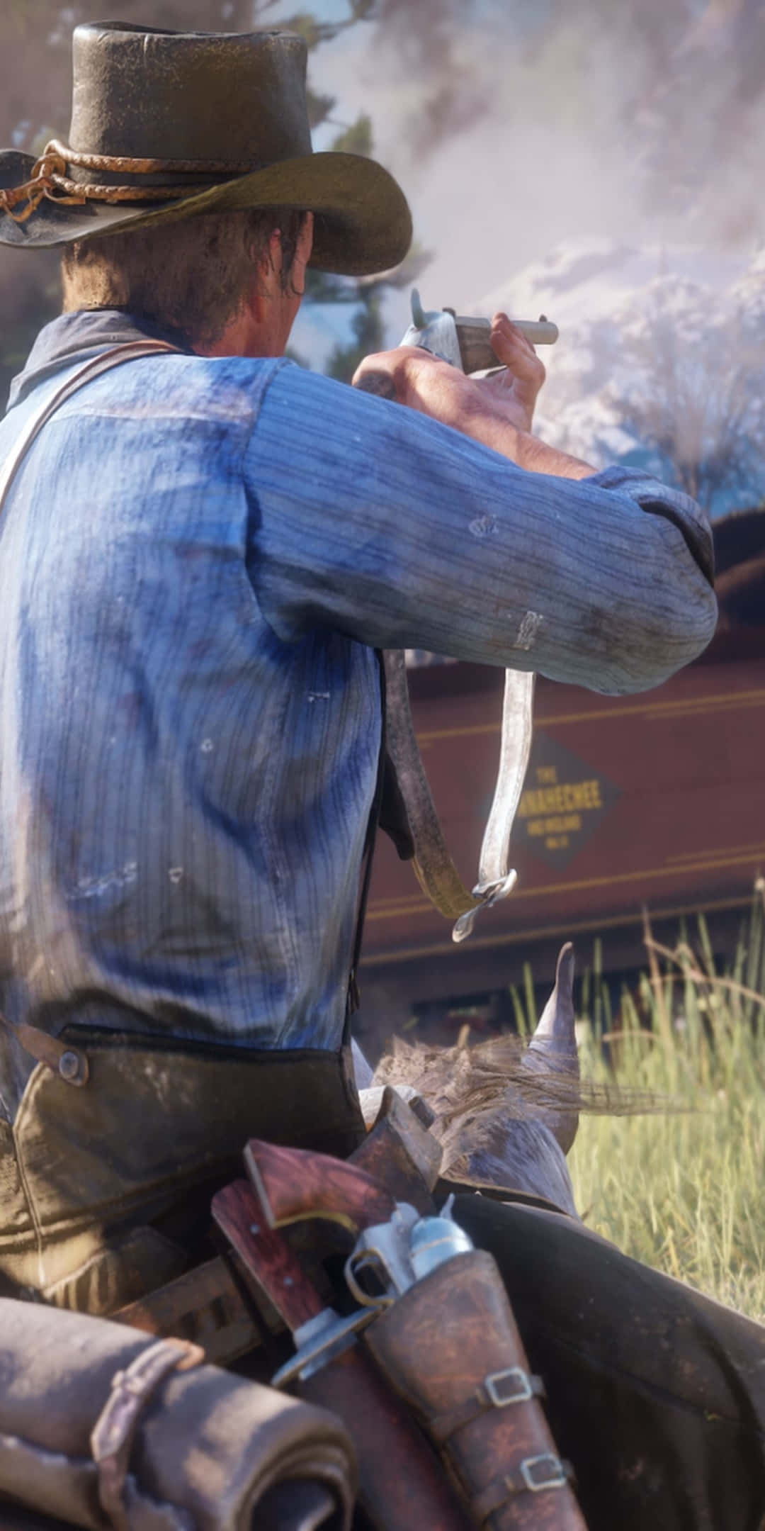 Red Dead Redemtion 2 桌布 壁紙 — 一個穿著破舊藍色襯衫和帽子的牛仔，在塵土飛揚的西部景觀中，騎在馬背上，靠近火車，瞄準左輪手槍。